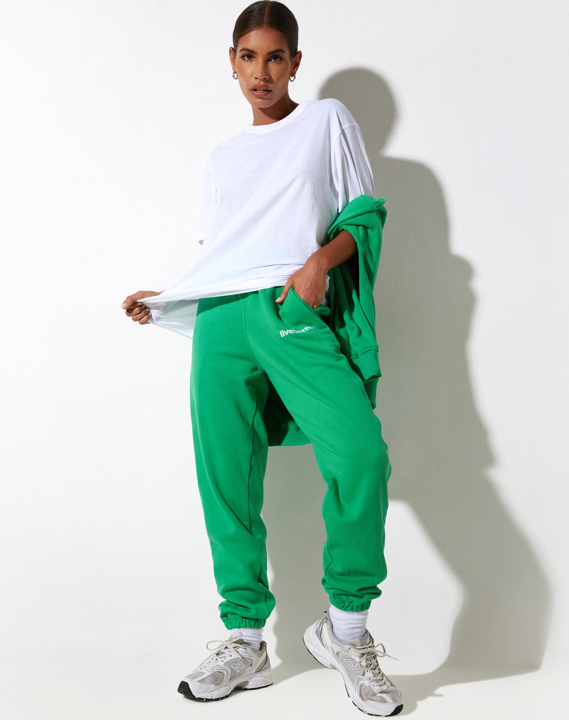 Image de Basta Jogger en Fun Green avec broderie "Live Better".
