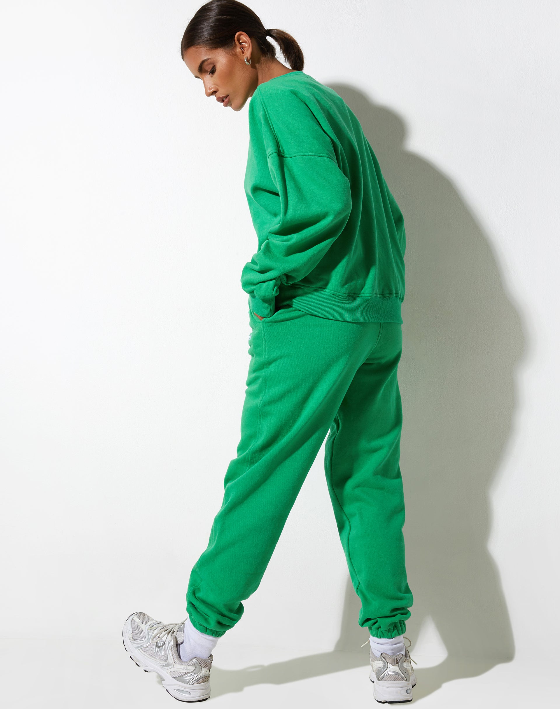 Image de Basta Jogger en Fun Green avec broderie "Live Better".