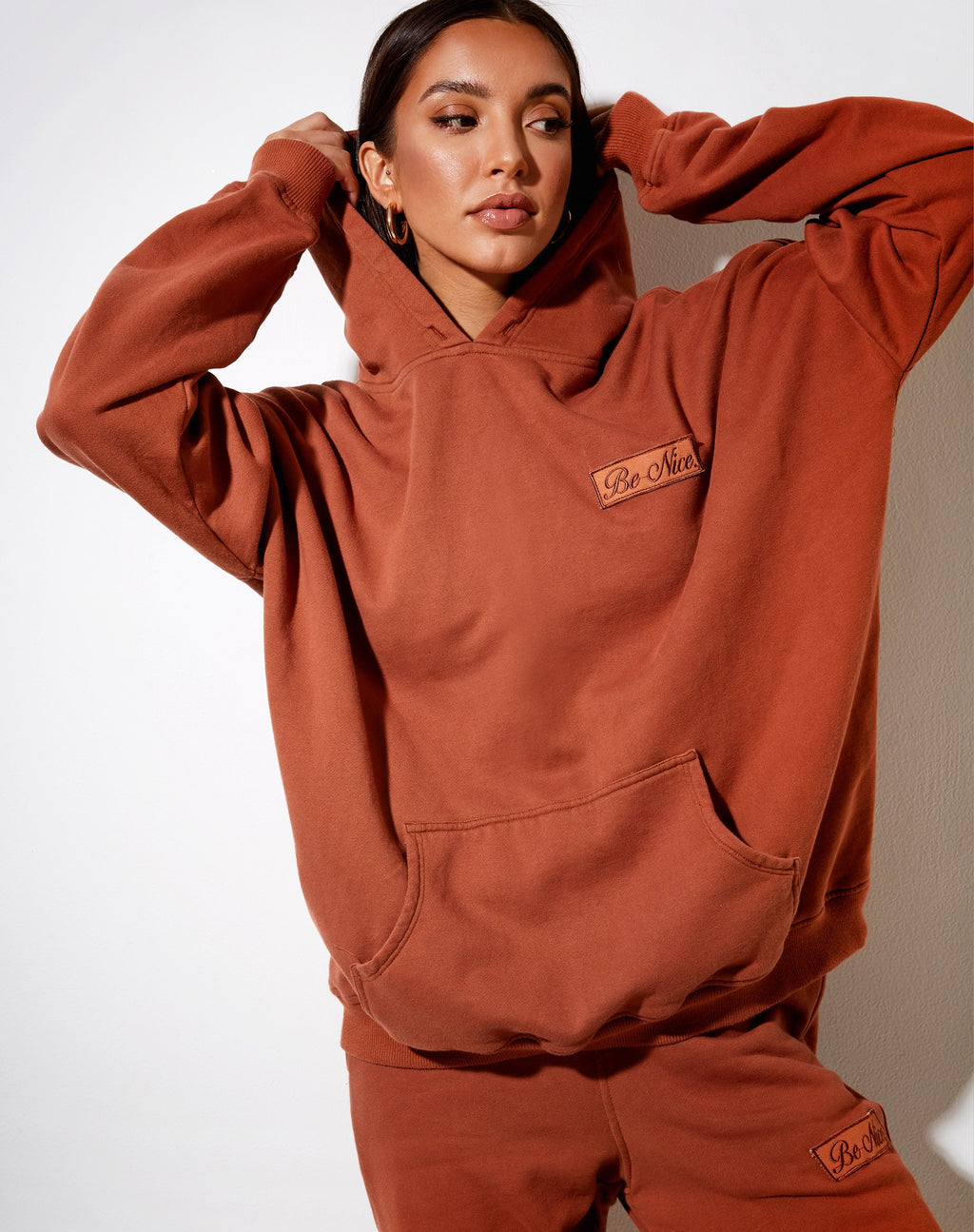 Sweat à capuche oversize en brique brûlée avec étiquette 'Be Nice' brodée