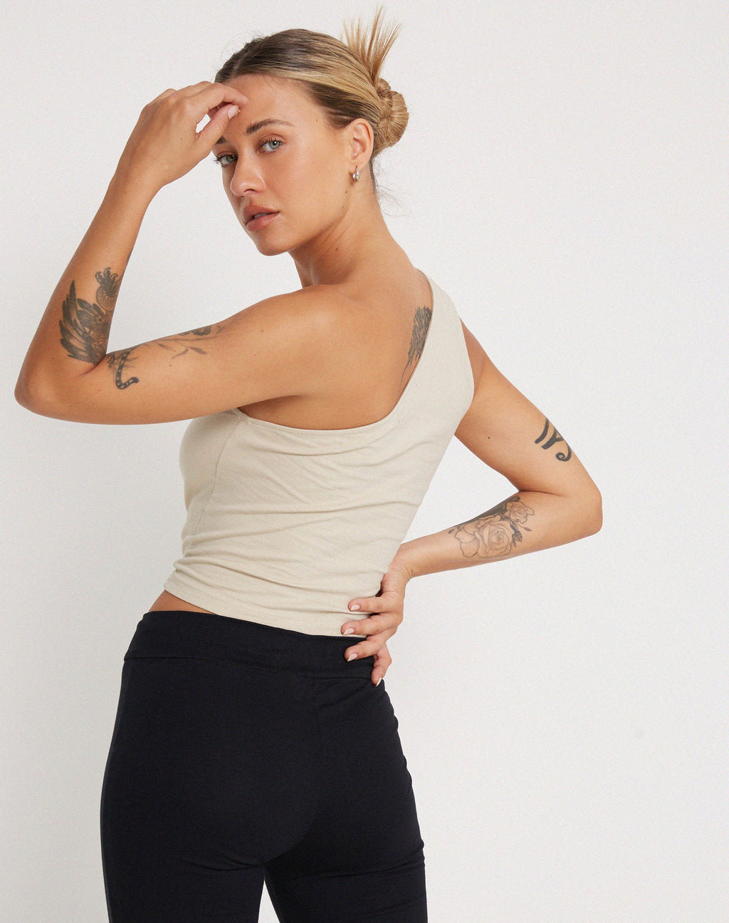 Top asymétrique Bay en lait de coco