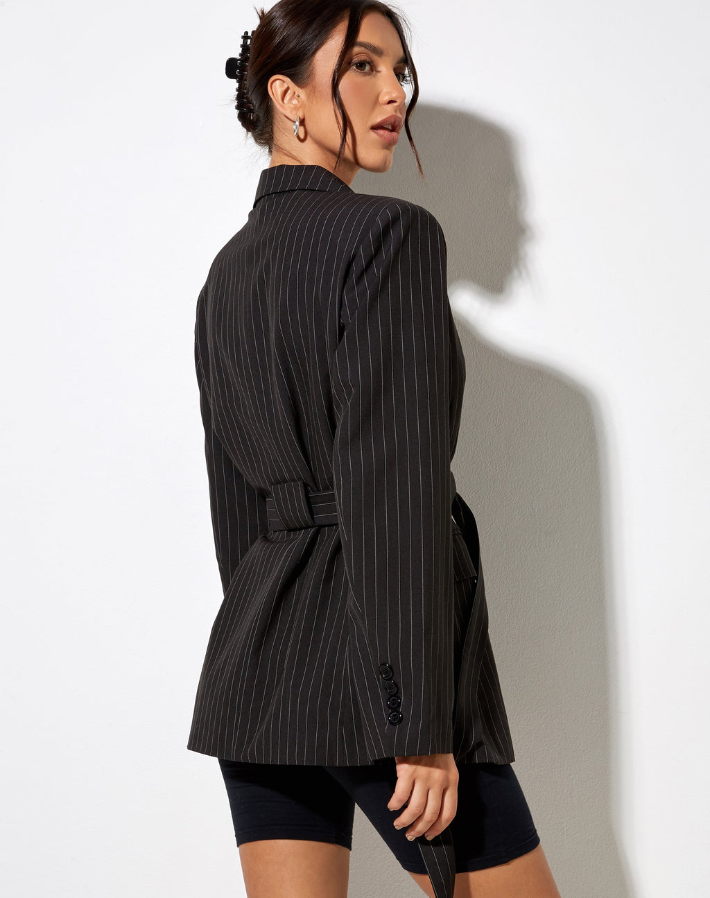Blazer ceinturé à rayures noires