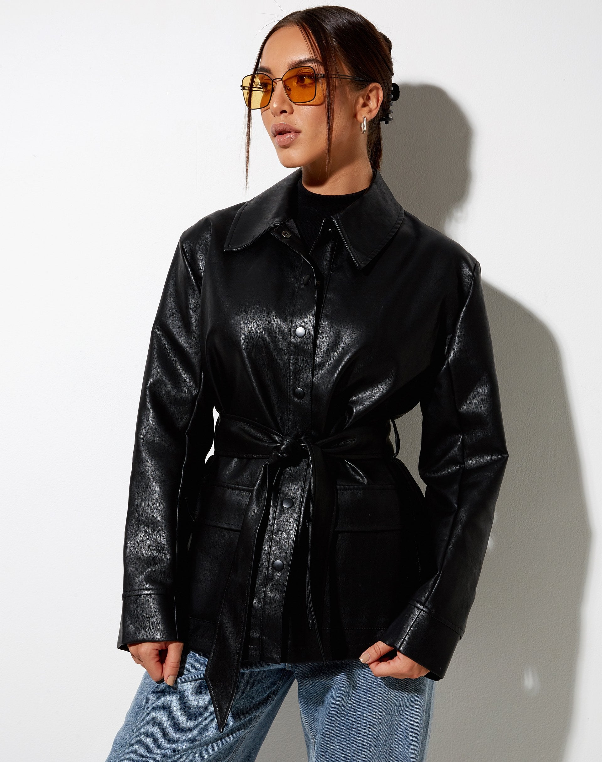 Image de la veste ceinturée en PU noir