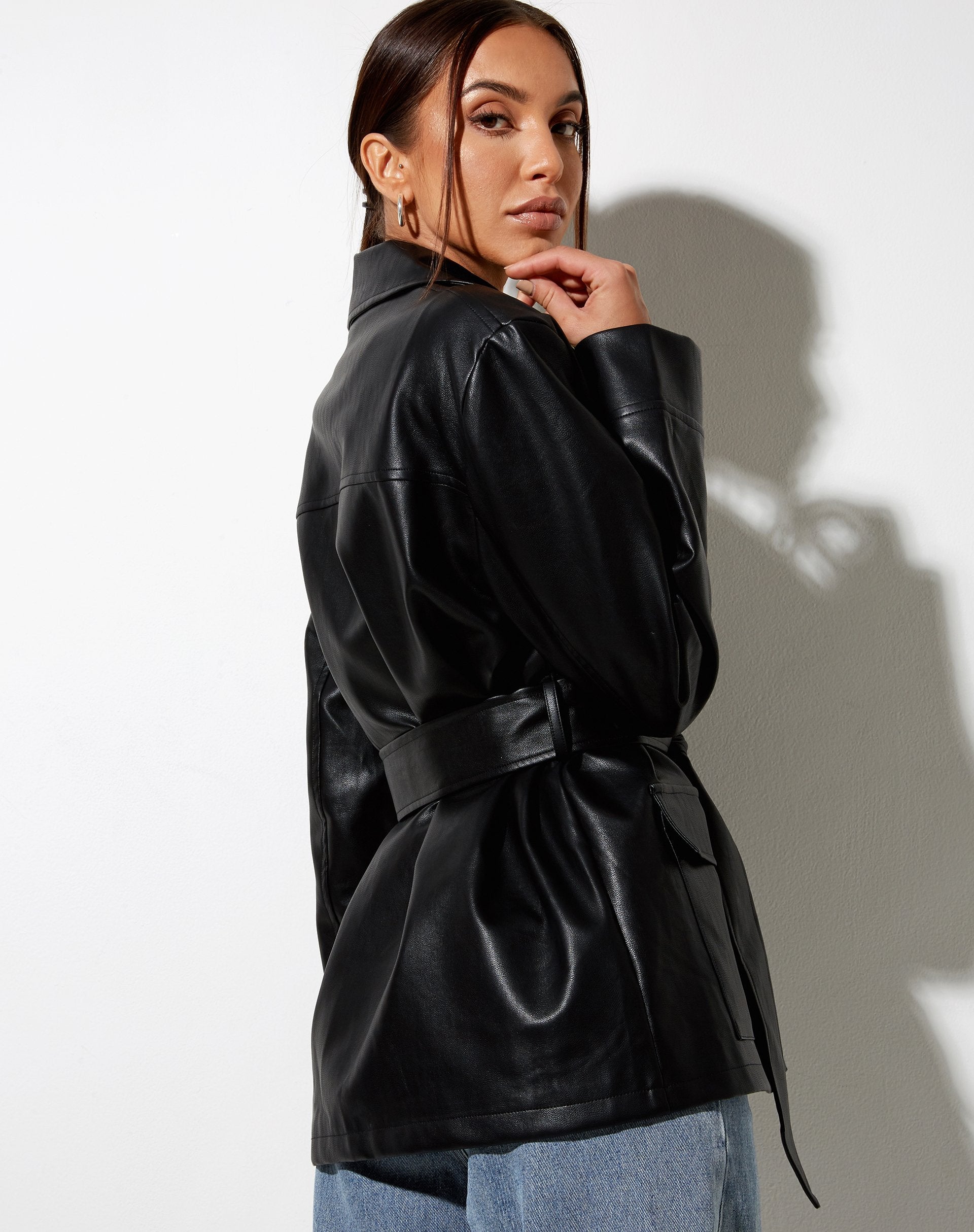 Image de la veste ceinturée en PU noir