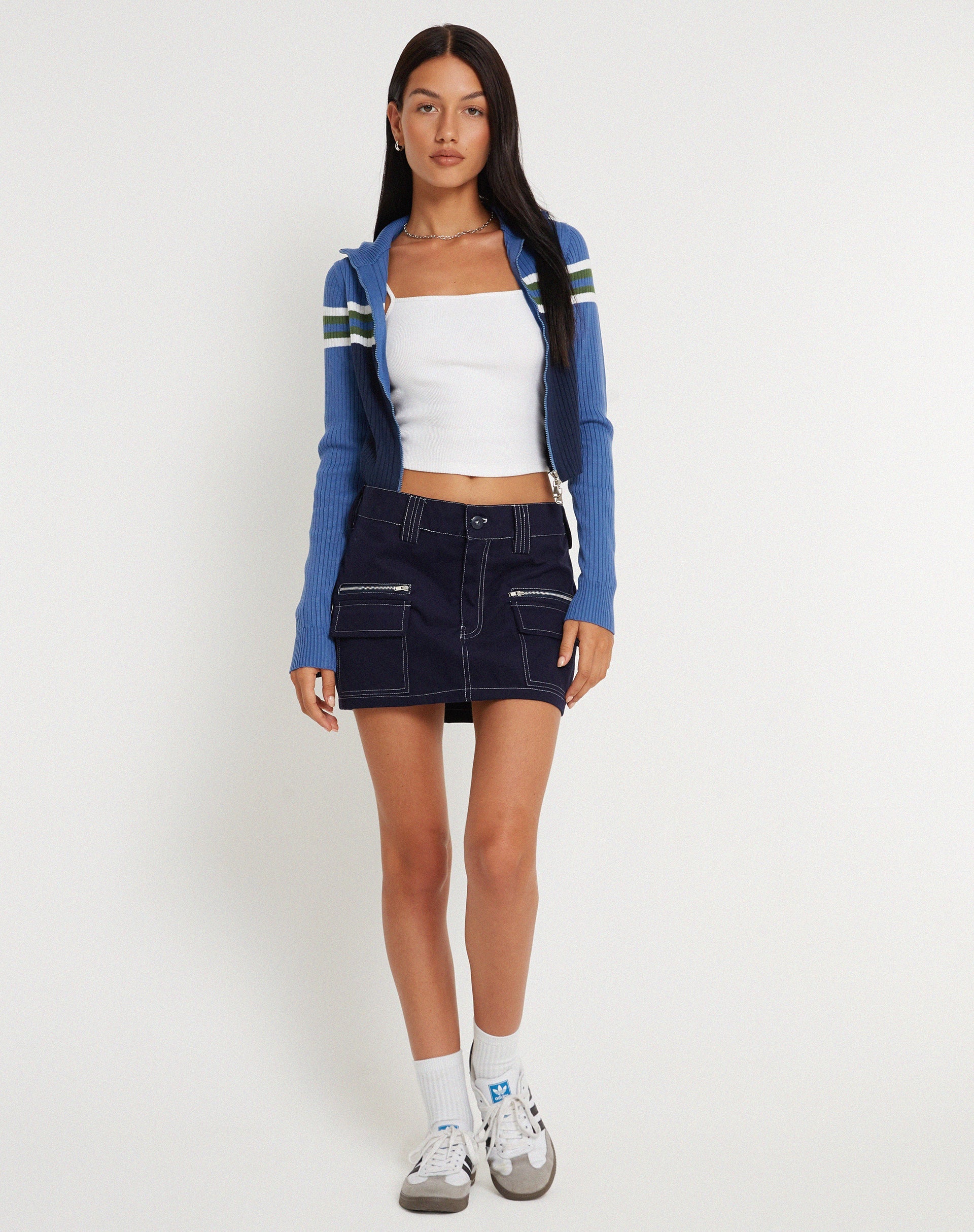 Image de la jupe Betsy MIni en bleu marine avec des surpiqûres blanches