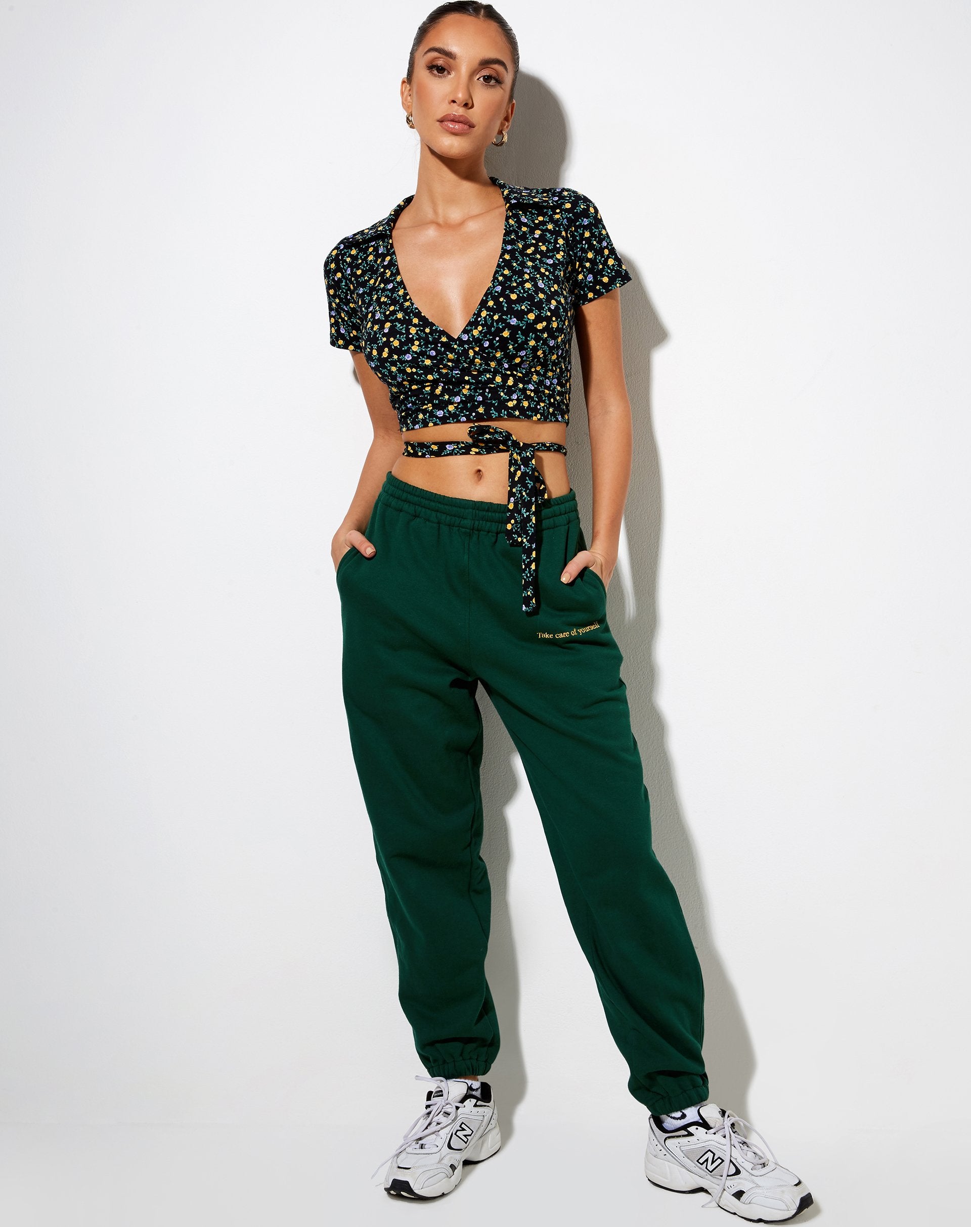Image de Bilar Crop Top in Flowing Flower Black