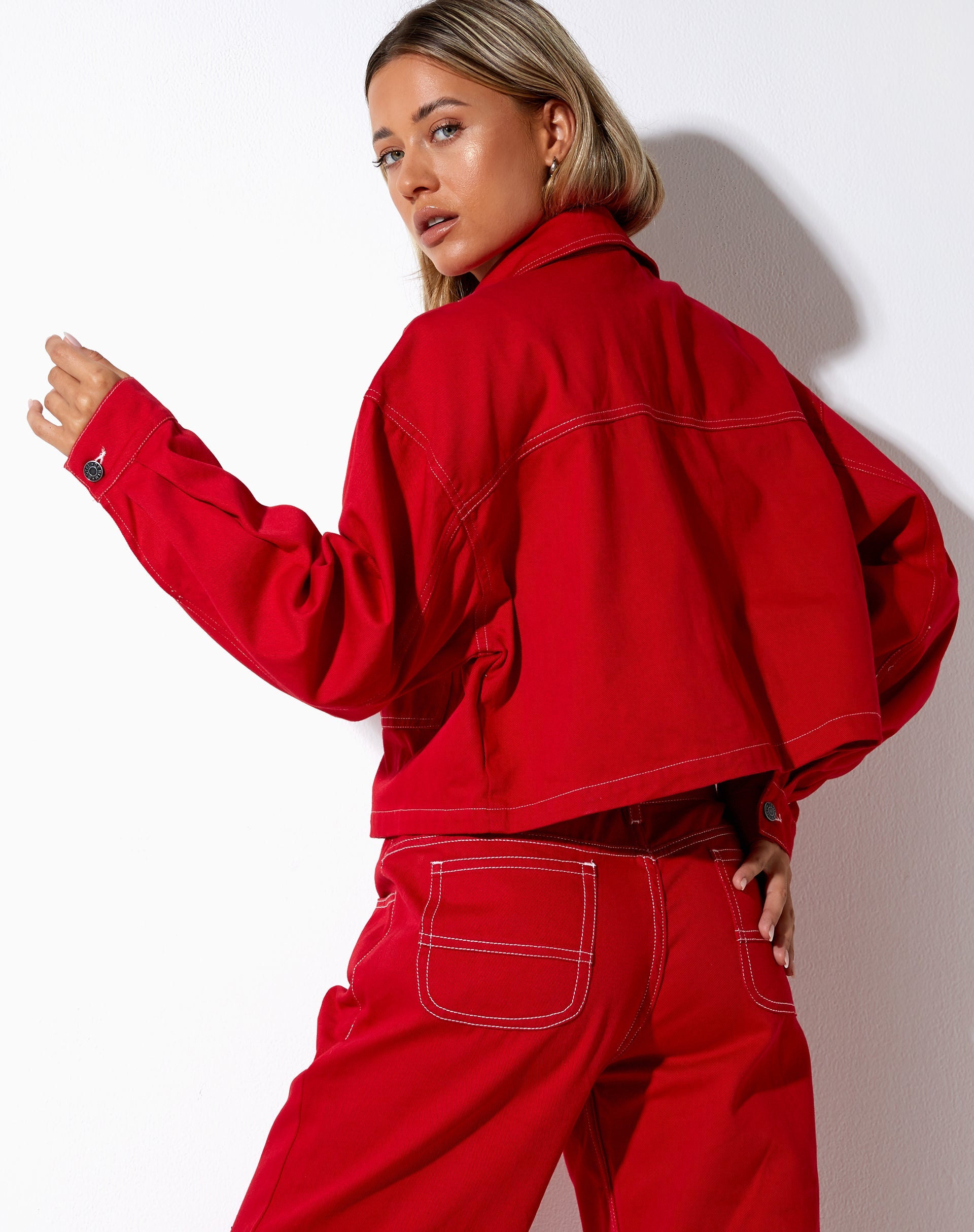 Image de la veste en denim Boxy en rouge racing avec des coutures blanches