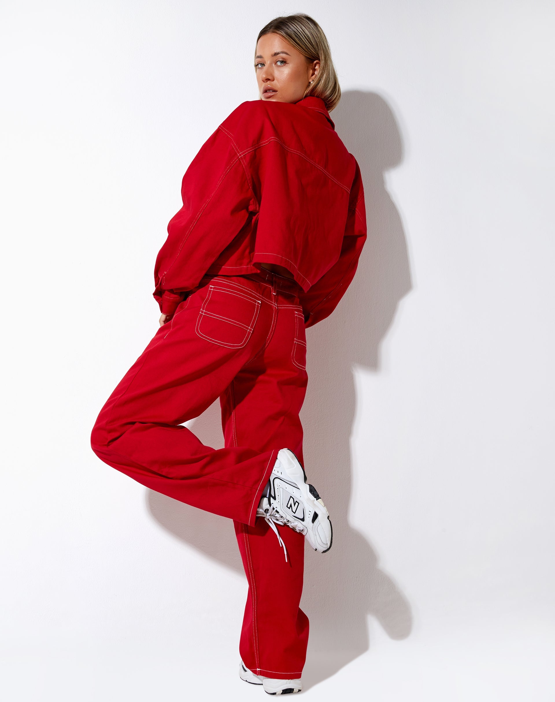 Image de la veste en denim Boxy en rouge racing avec des coutures blanches