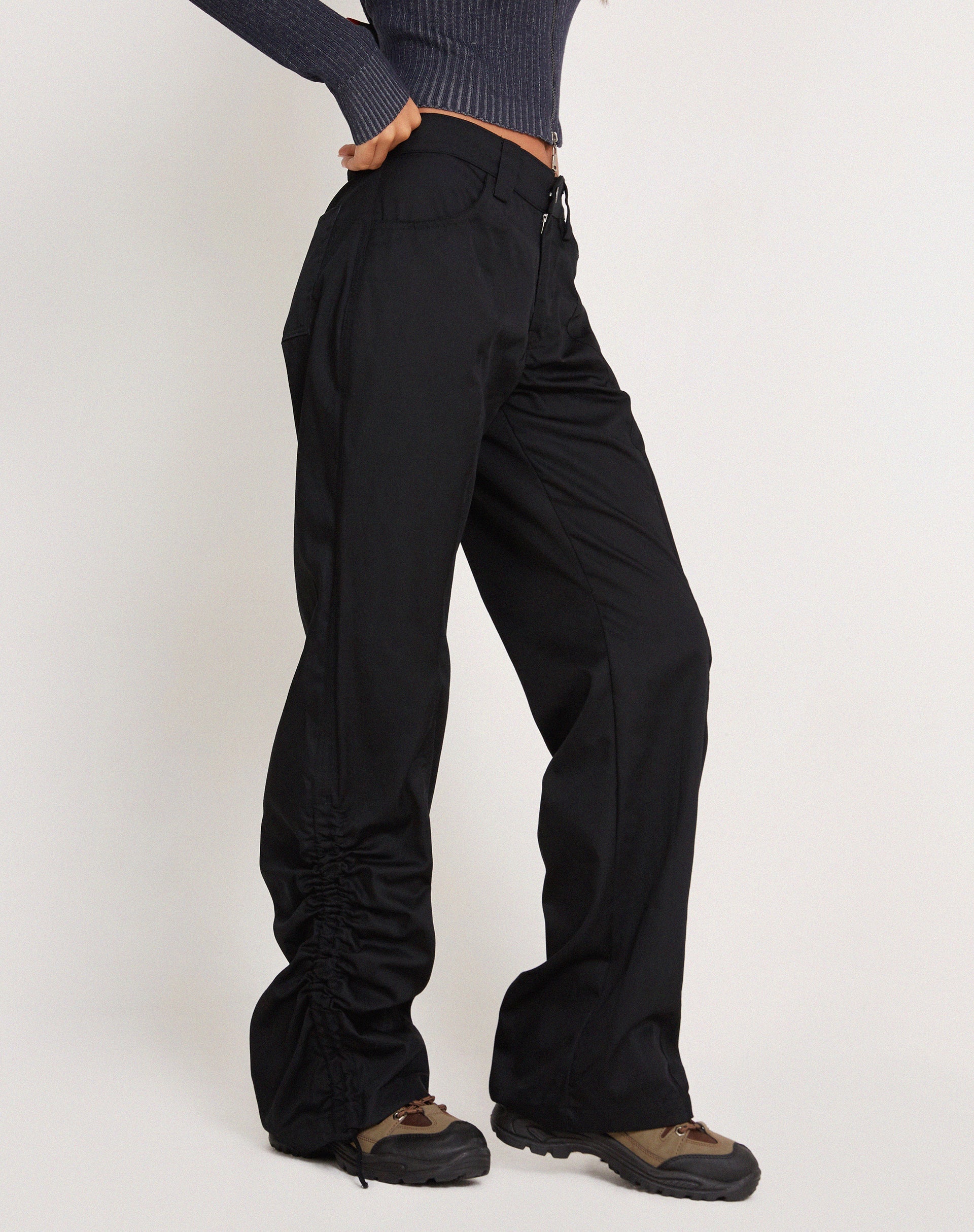 Image de Bracha Low Rise Cargo Trousers in Black