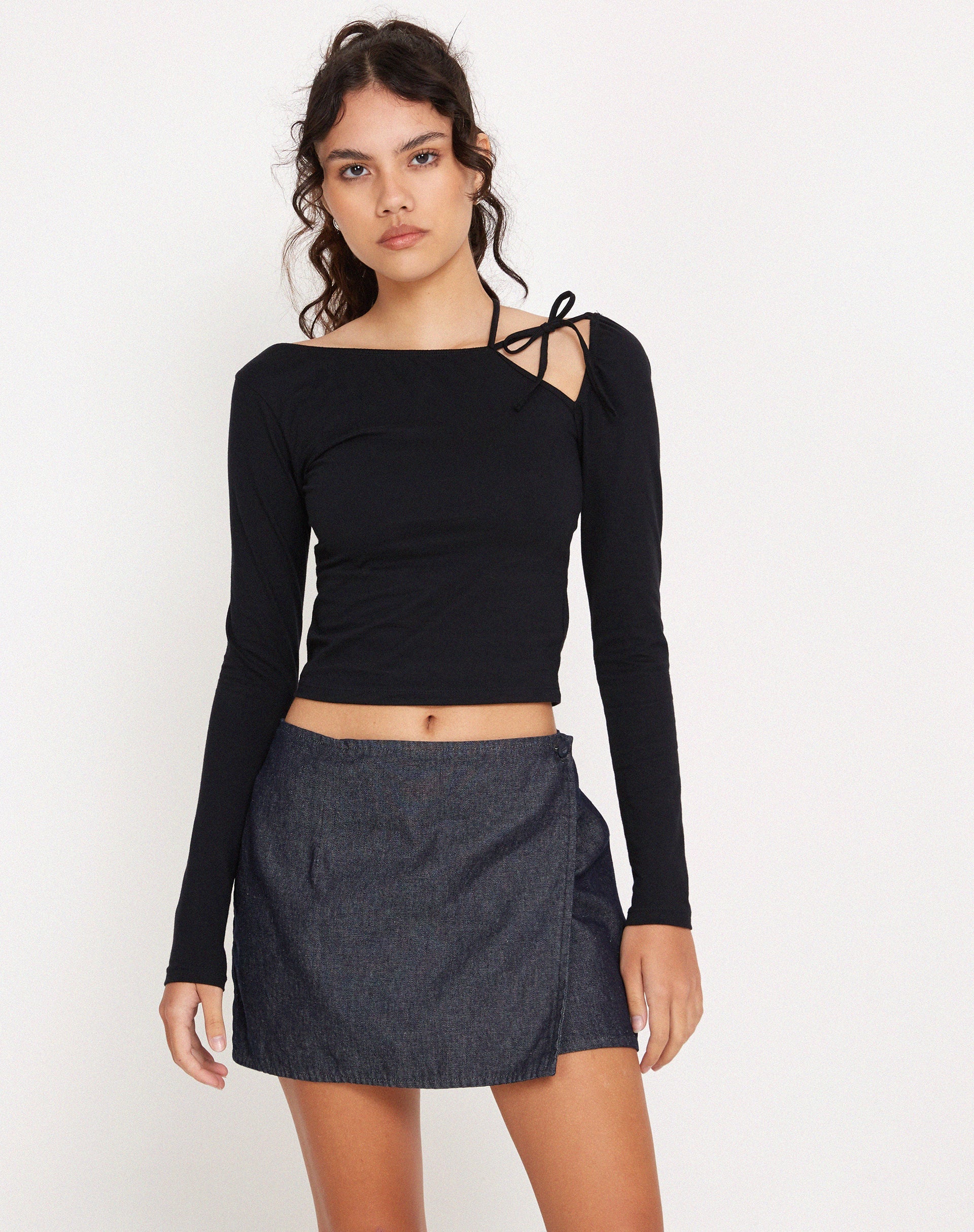 Image de la mini-jupe enveloppante Braya en indigo foncé