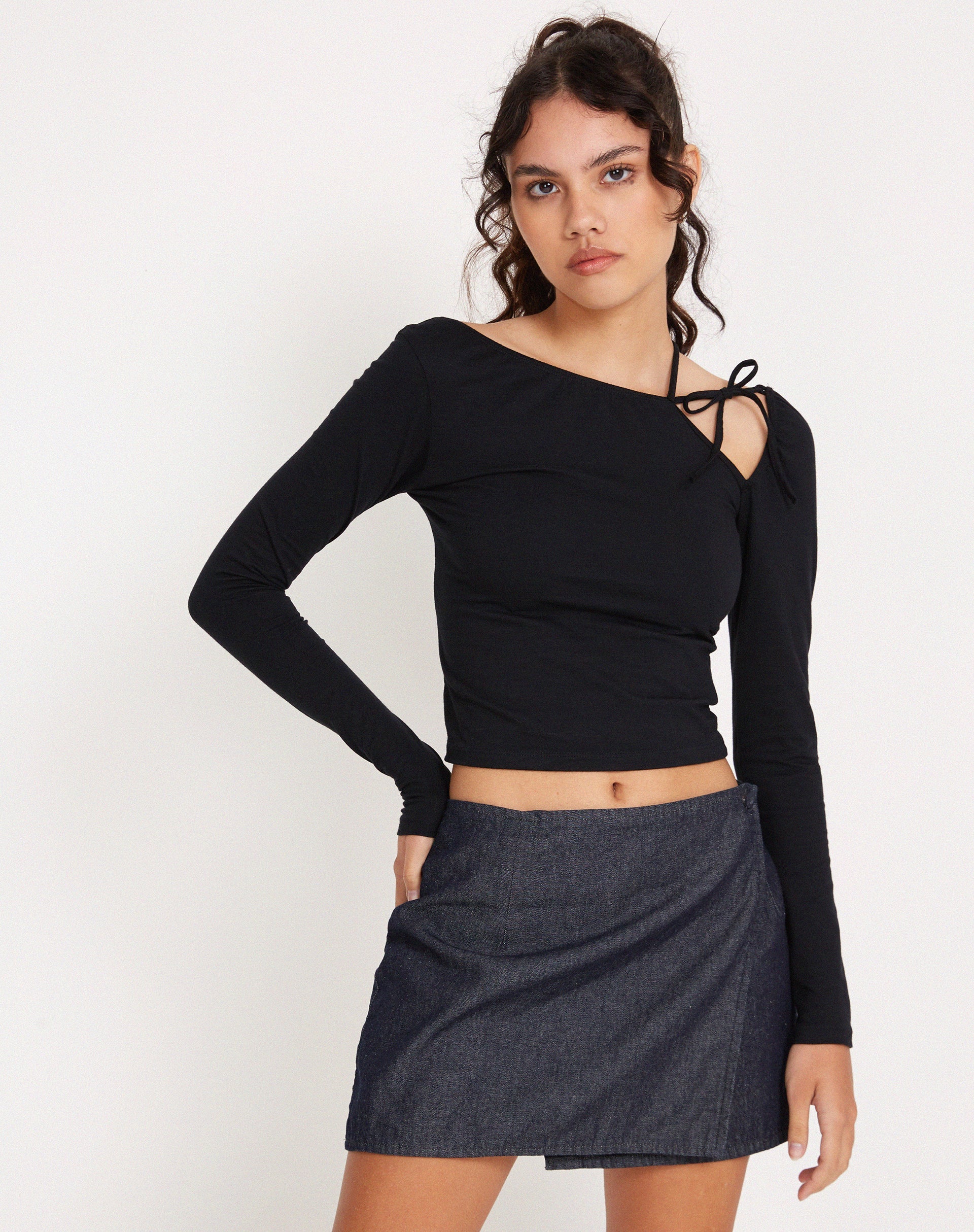 Image de la mini-jupe enveloppante Braya en indigo foncé
