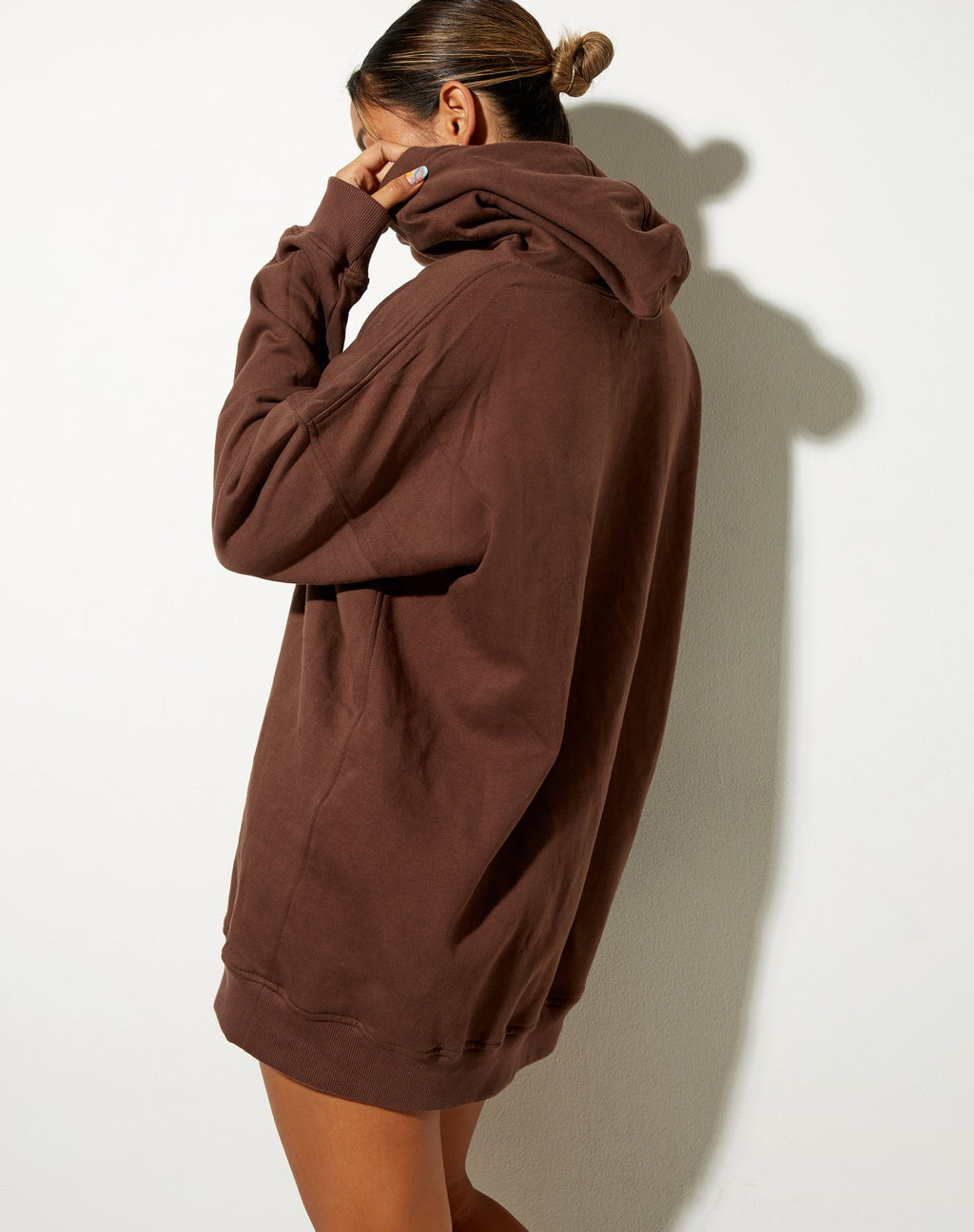 Sweat à capuche Bren en acajou profond avec motif de chérubin de l'étiquette L'Amour