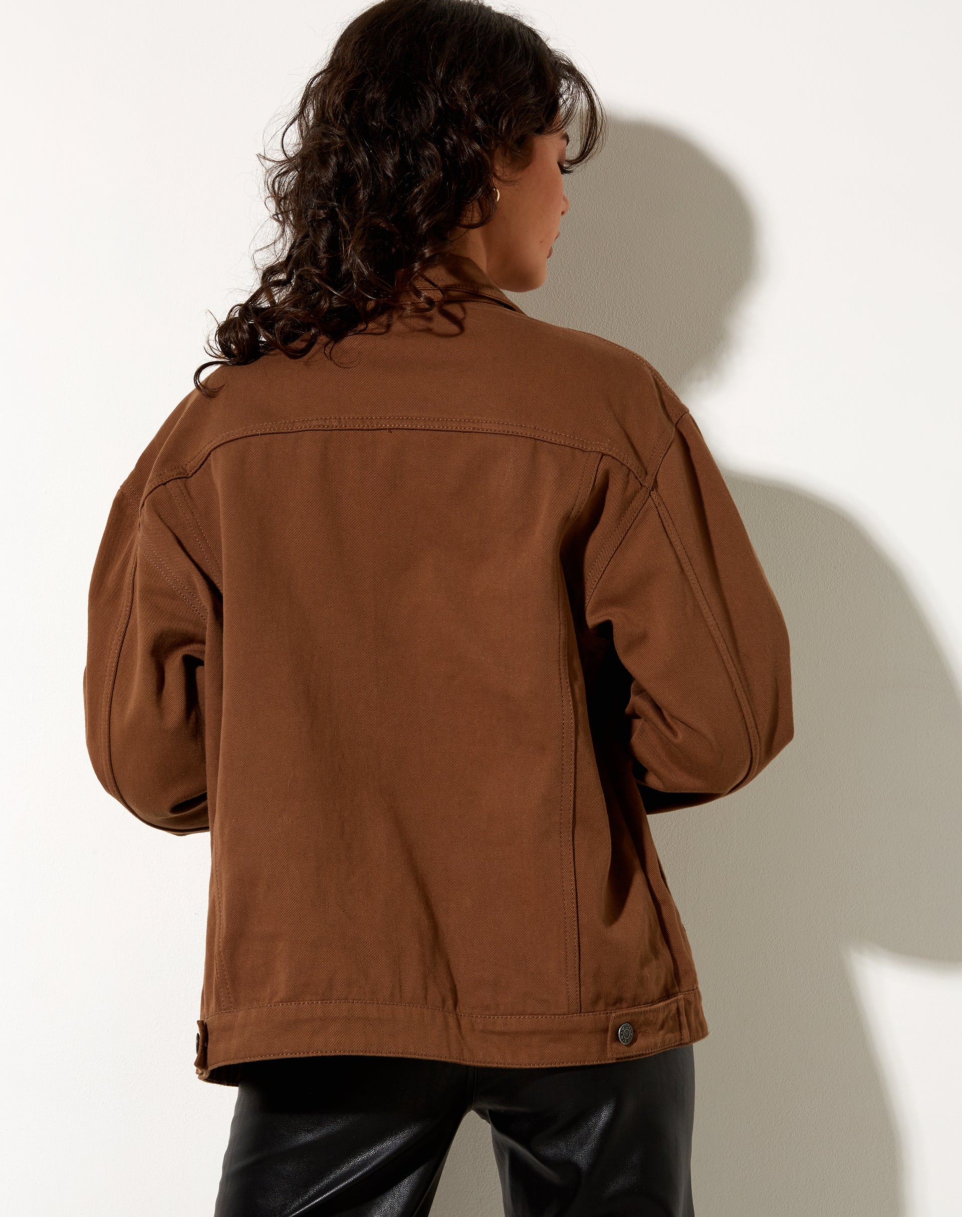 Image de la veste en jean longue Calissa en brun riche
