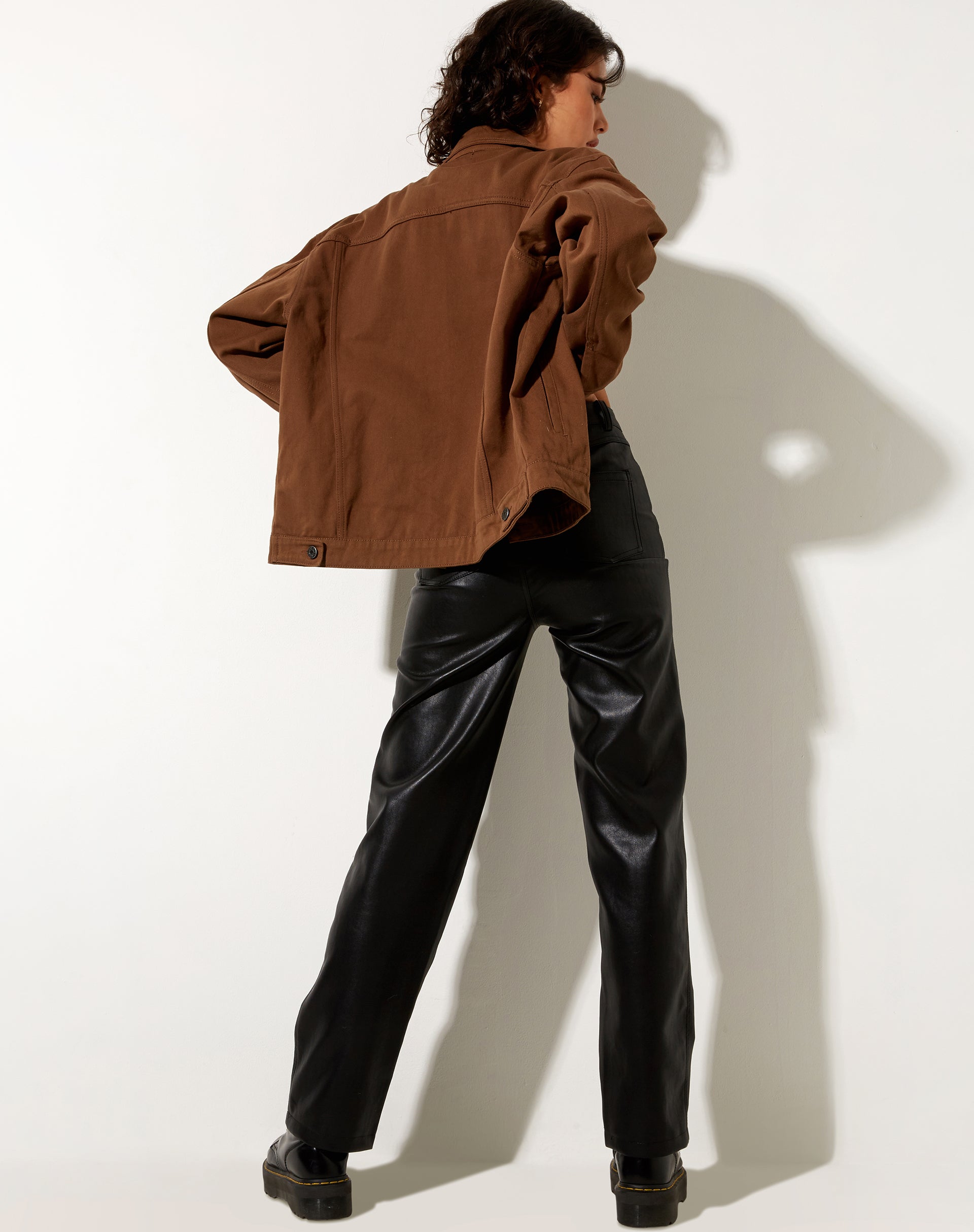 Image de la veste en jean longue Calissa en brun riche