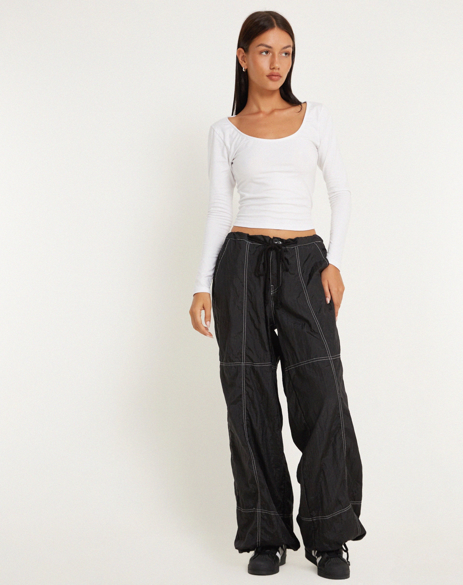 image du pantalon taille basse Phil en noir avec surpiqûres blanches