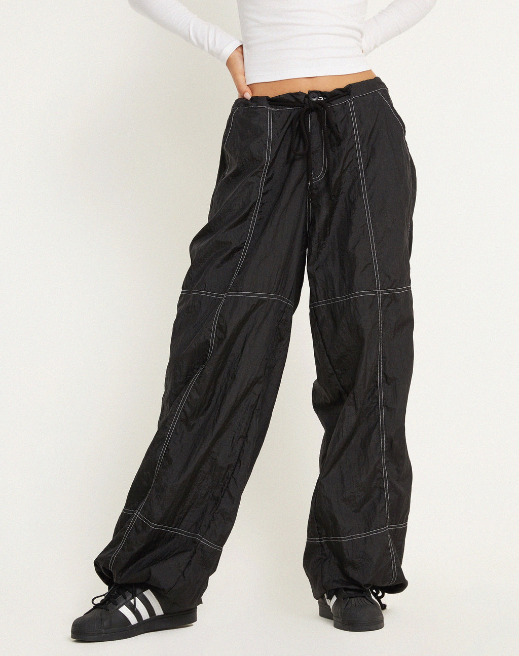 Pantalon taille basse Phil en noir avec surpiqûres blanches