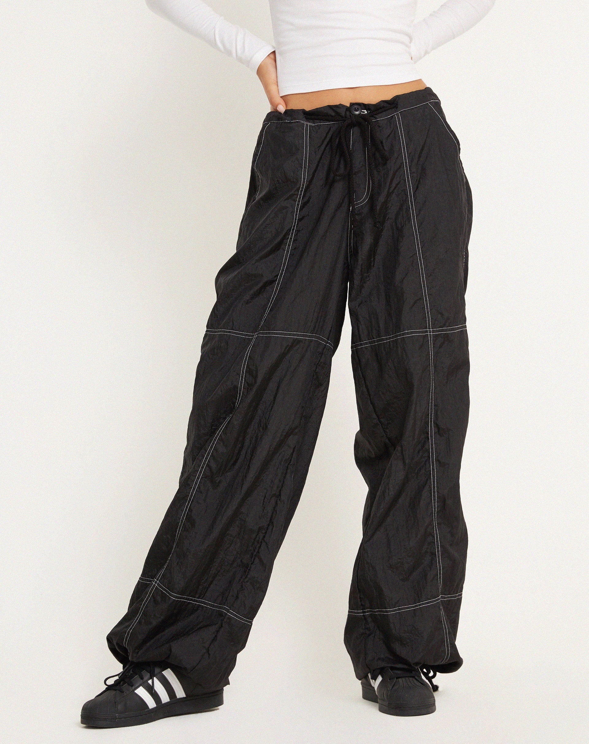 image du pantalon taille basse Phil en noir avec surpiqûres blanches