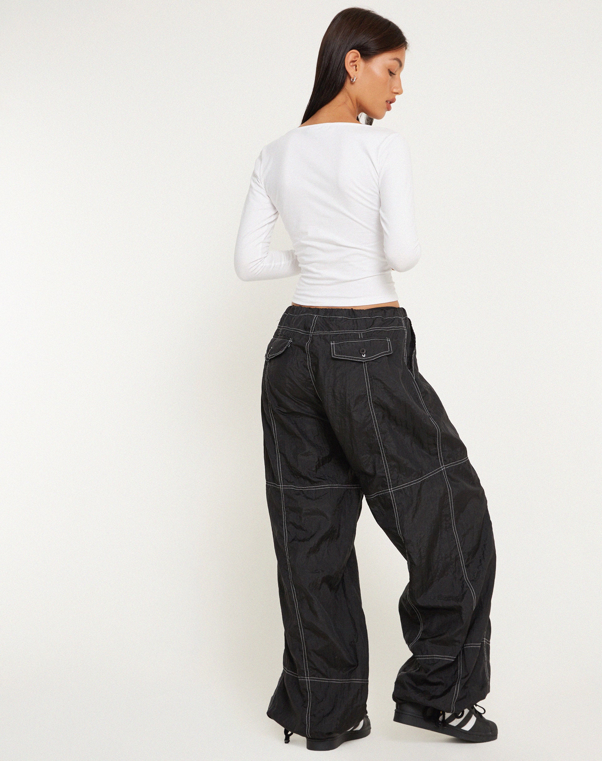 image du pantalon taille basse Phil en noir avec surpiqûres blanches