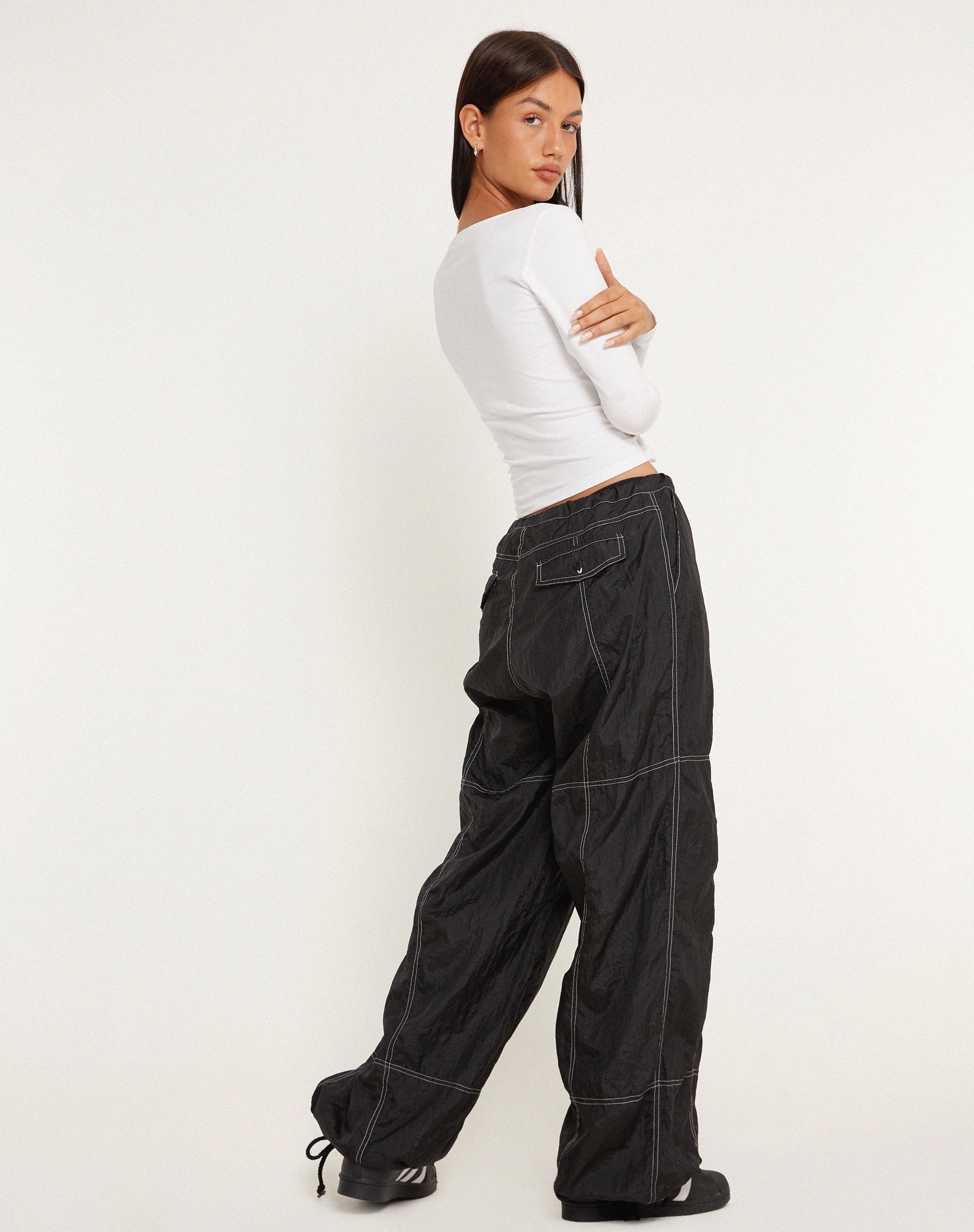 image du pantalon taille basse Phil en noir avec surpiqûres blanches
