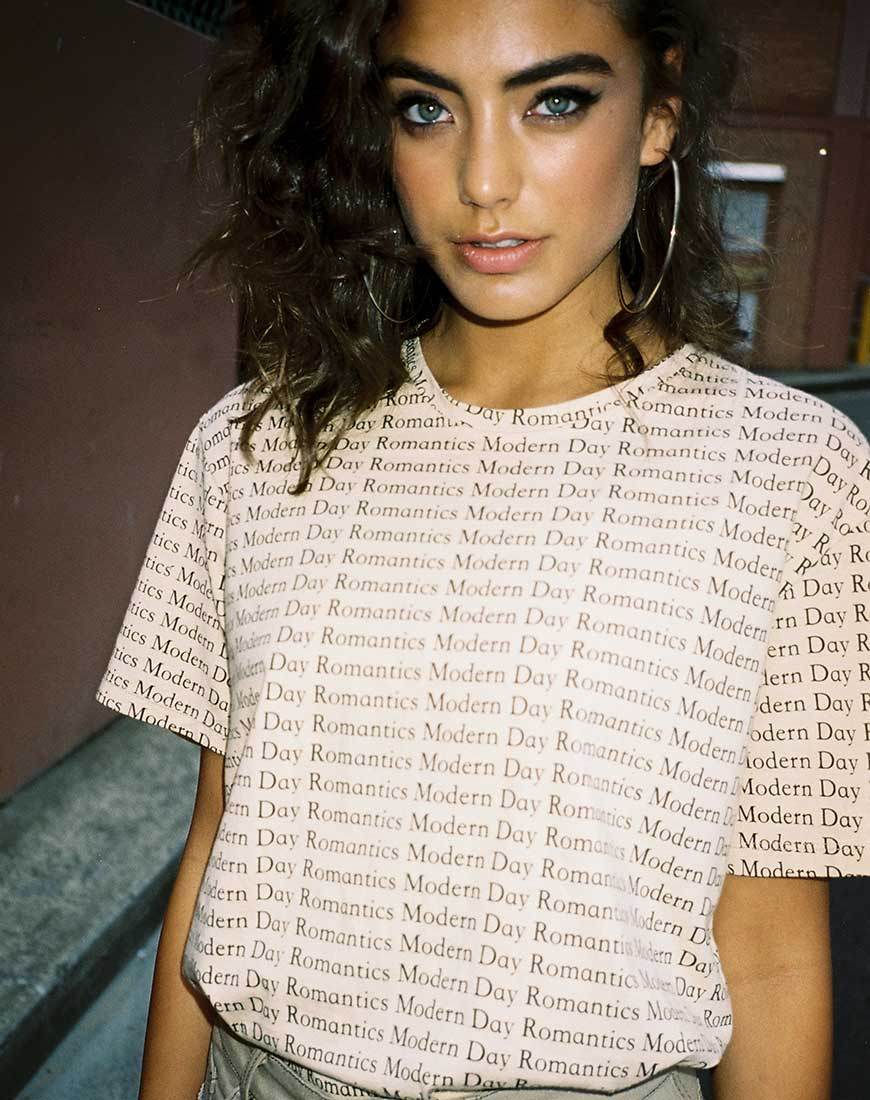Tee-shirt basique surdimensionné en romantique moderne