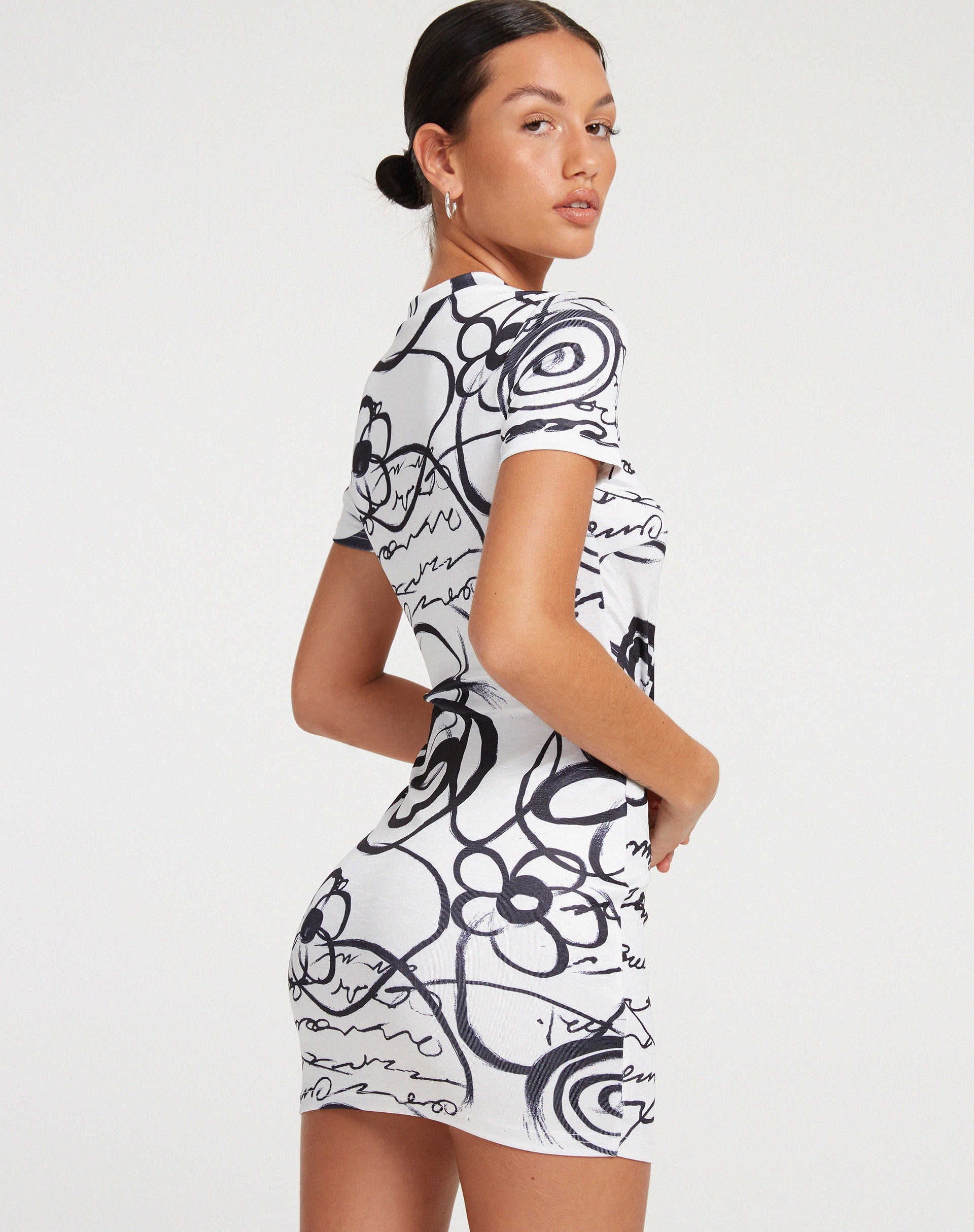 Image de la Mini robe Dahara en Mono Doodle noir et blanc