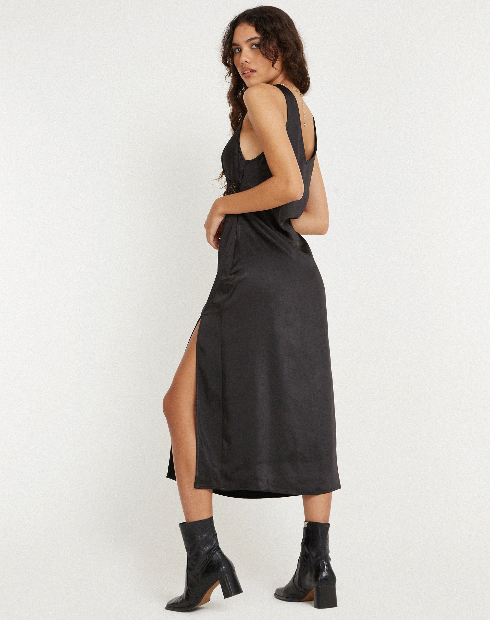 image de Damora Midi Dress in Satin Black
