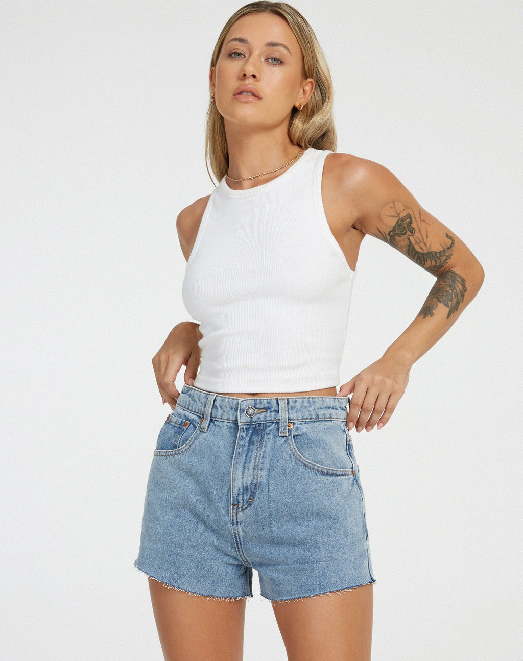 Short en denim légèrement délavé