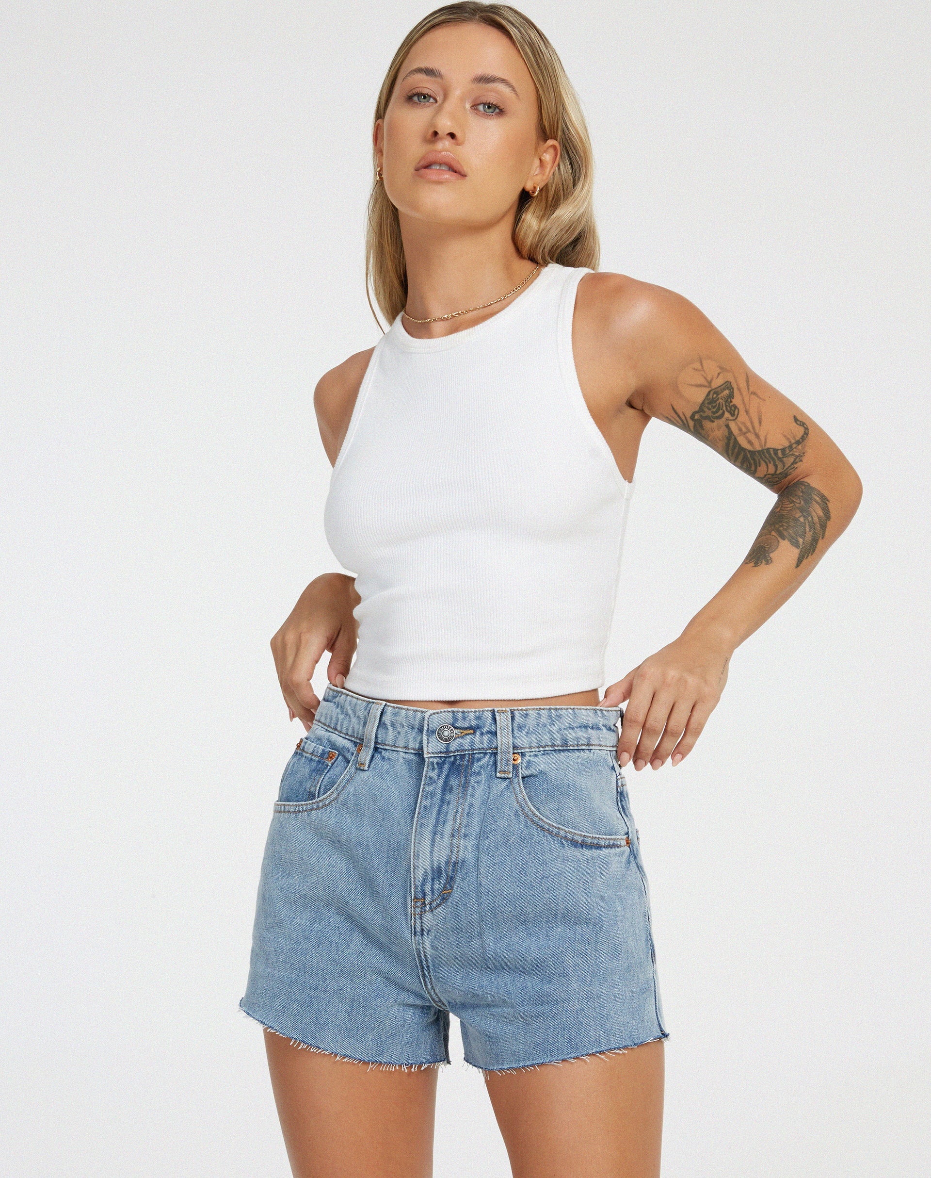 Image du short en denim légèrement délavé