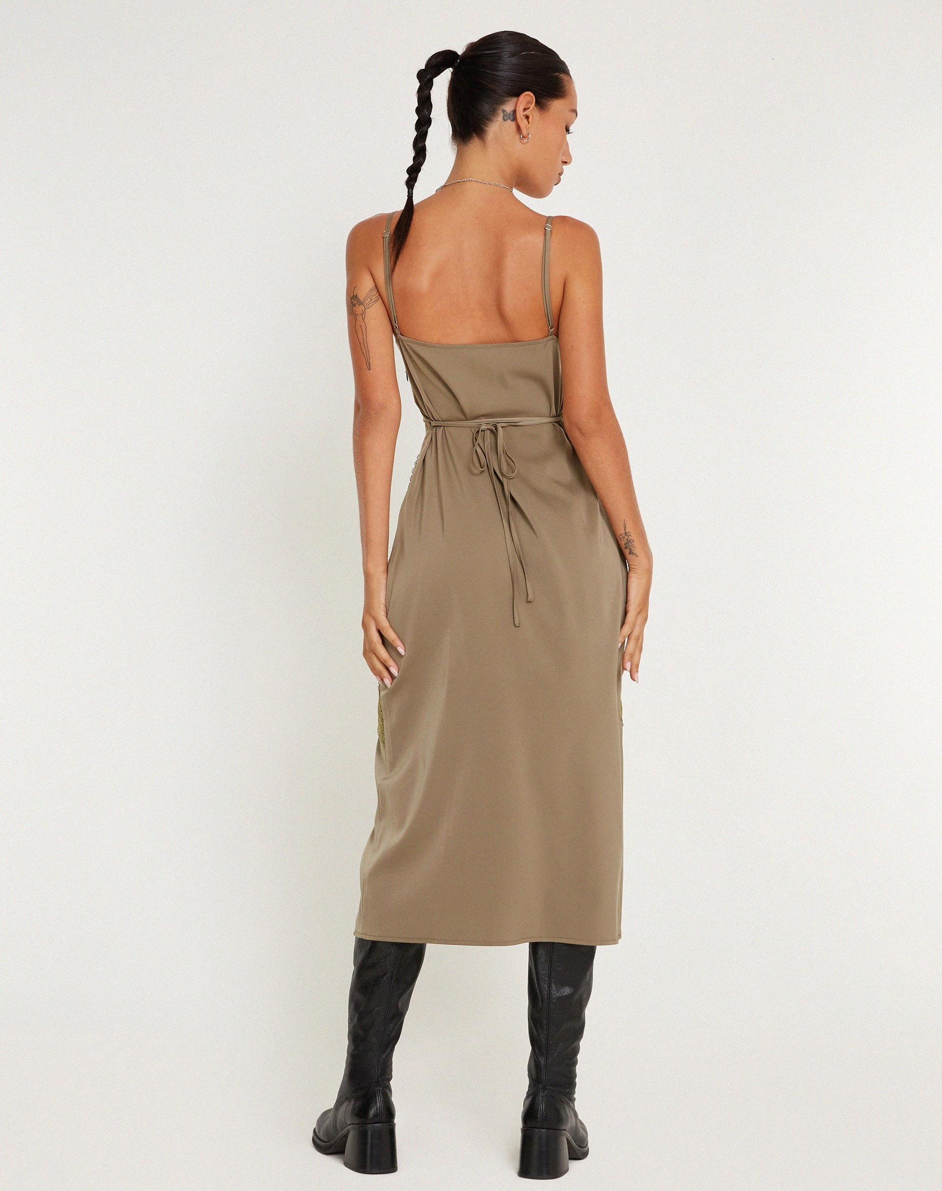 image de Deonne Midi Dress in Satin Avocado