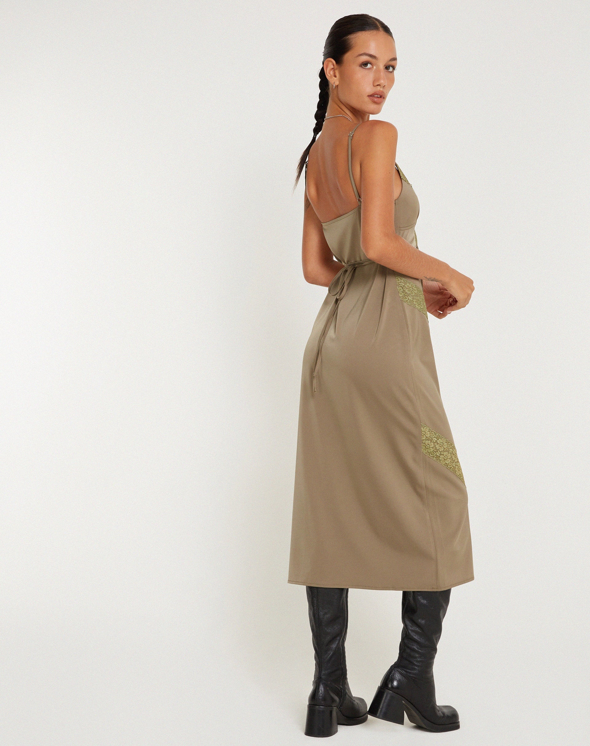 image de Deonne Midi Dress in Satin Avocado