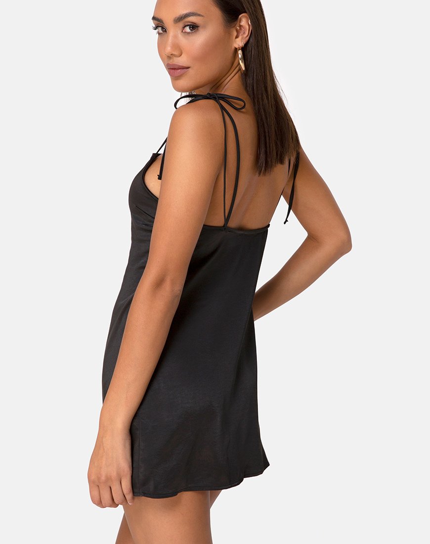 Image de la robe Doella en satin noir