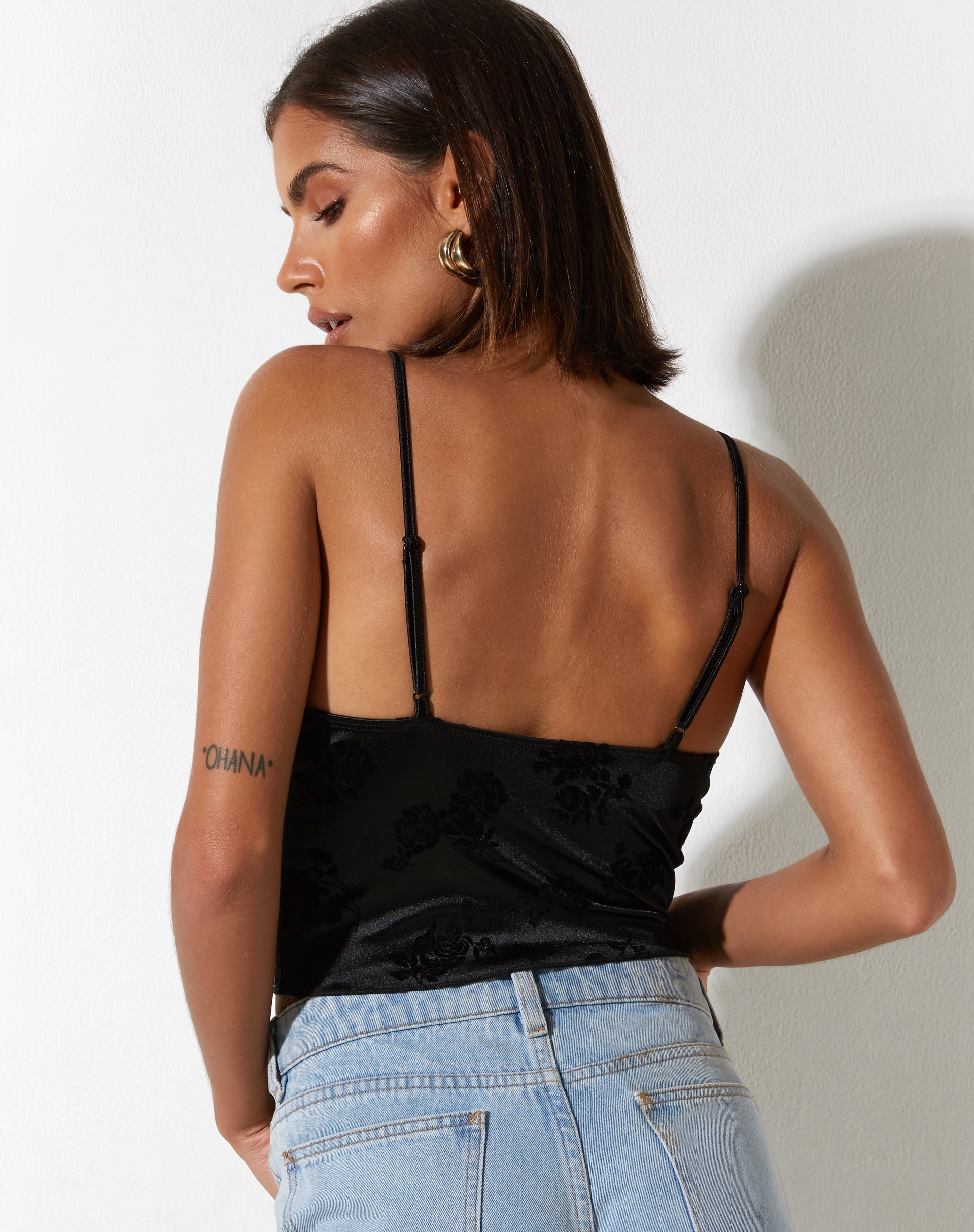 image de Ekana Crop Top in Black Rose Flock