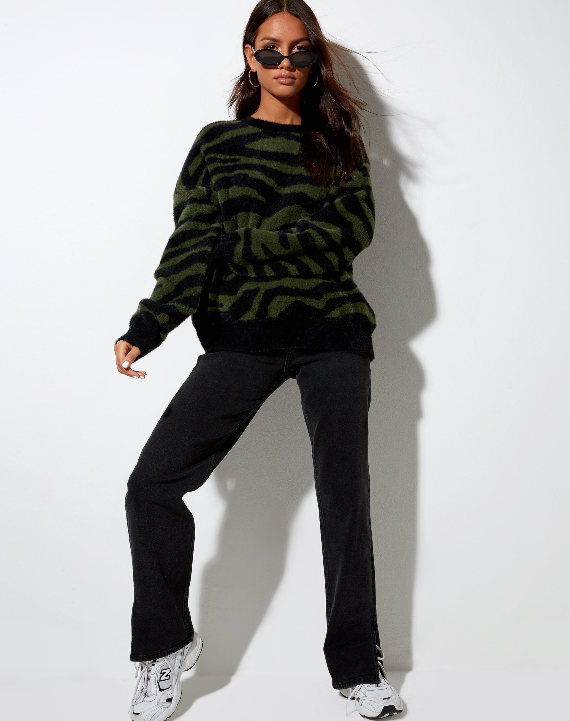 Image du pull Eleni en tricot zébré olive et noir