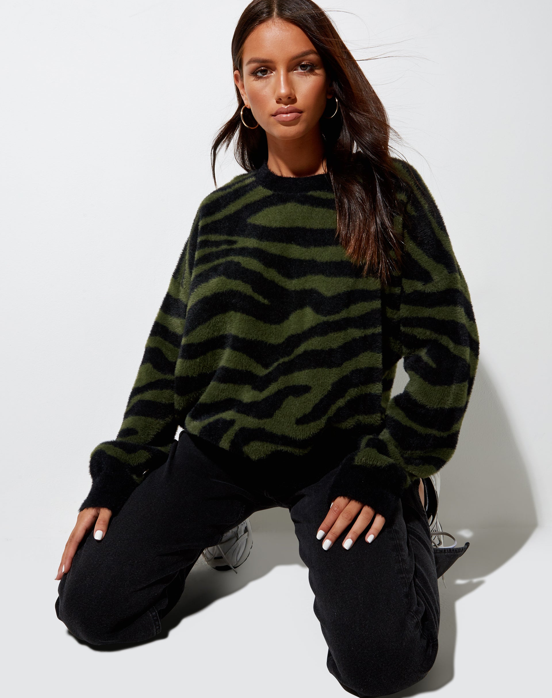 Image du pull Eleni en tricot zébré olive et noir