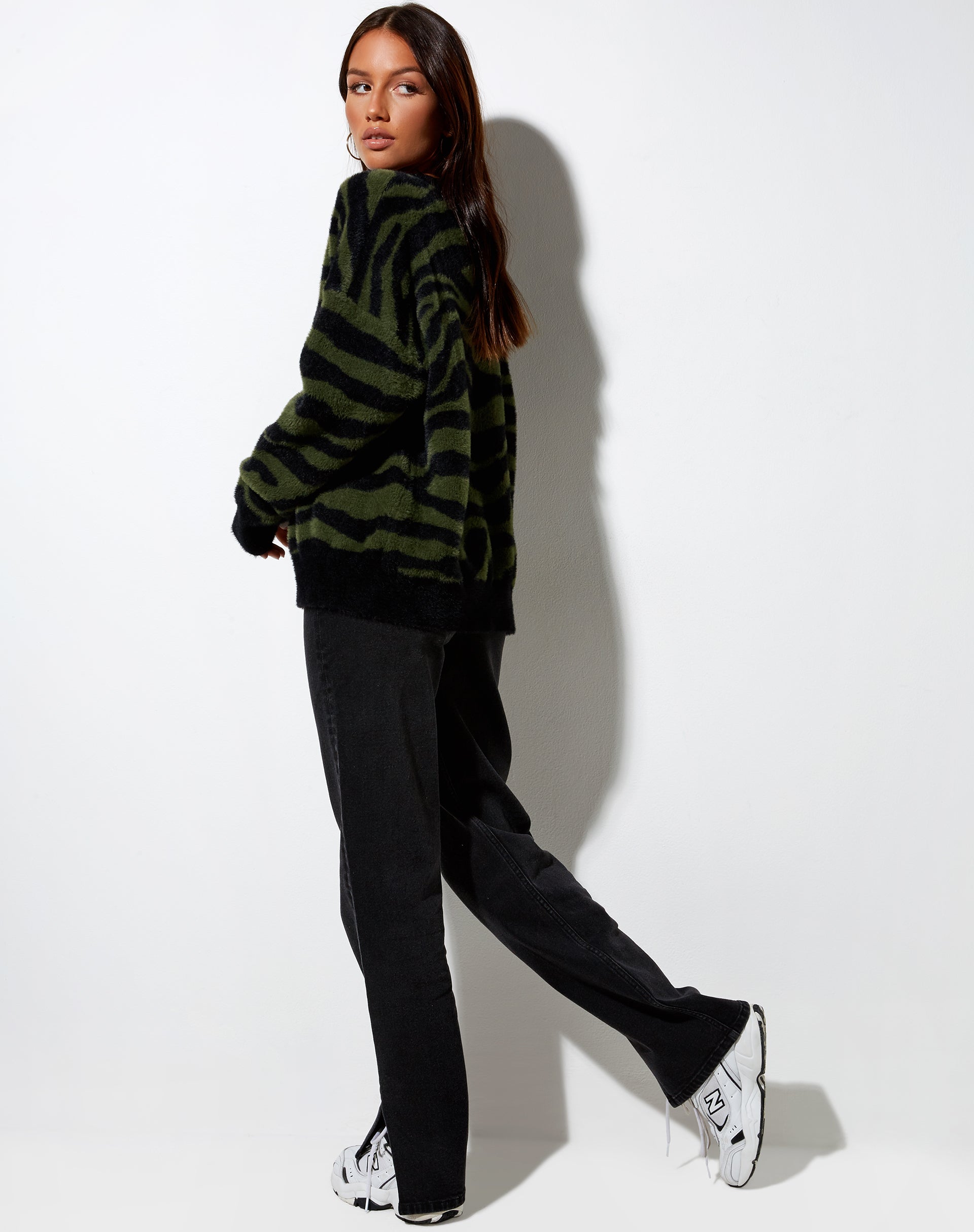 Image du pull Eleni en tricot zébré olive et noir