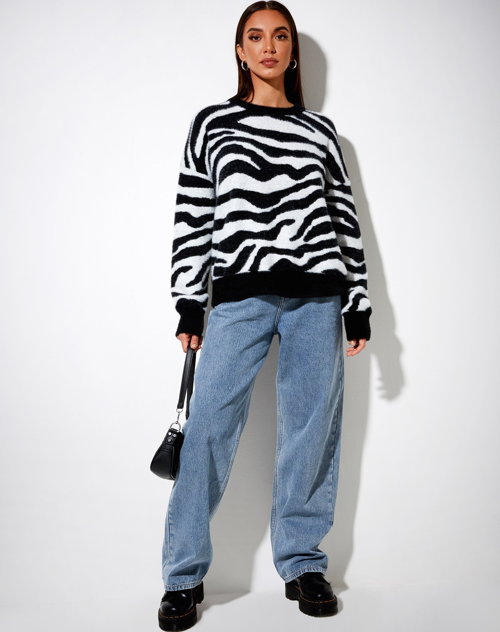 Image du pull Eleni en tricot zébré noir et blanc
