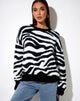 Image du pull Eleni en tricot zébré noir et blanc