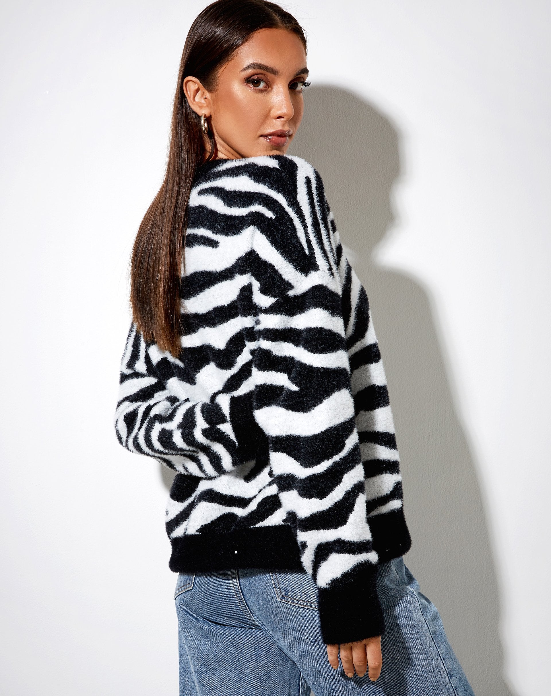 Image du pull Eleni en tricot zébré noir et blanc