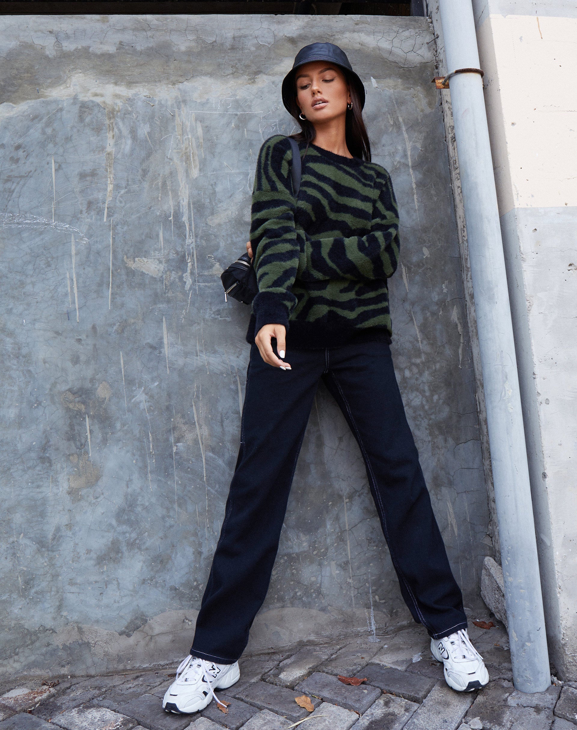 Image du pull Eleni en tricot zébré olive et noir