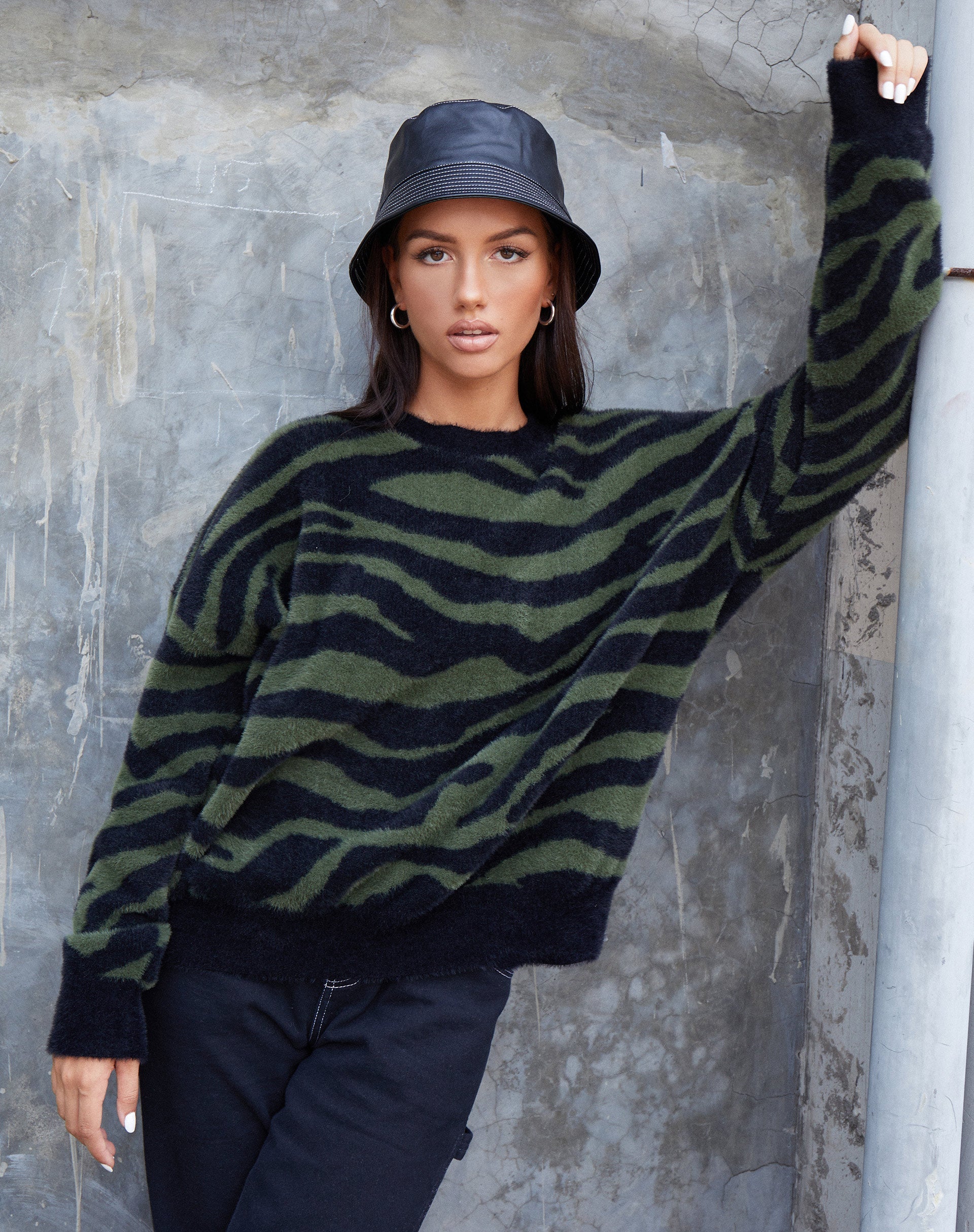 Image du pull Eleni en tricot zébré olive et noir