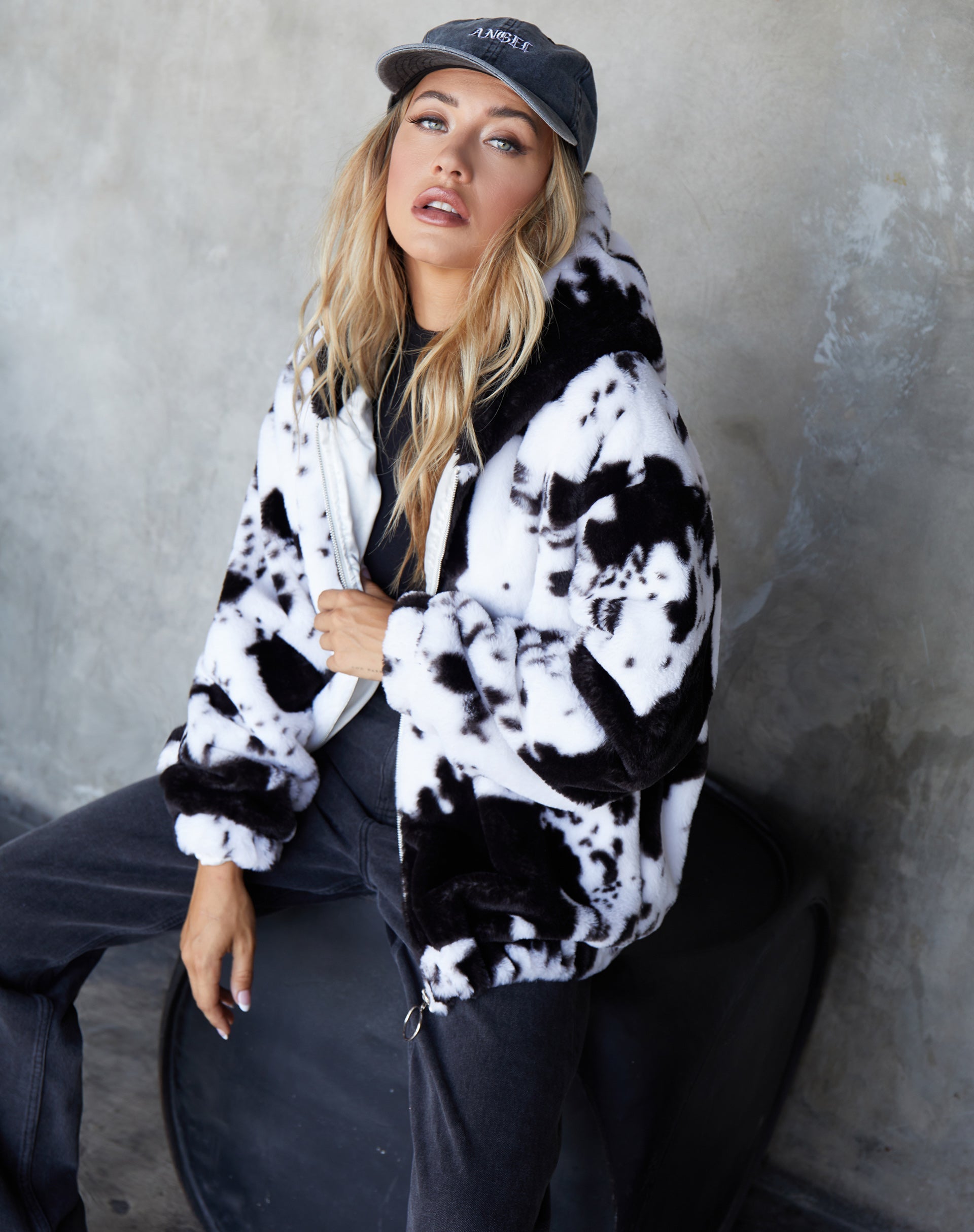Image de la veste Emerson en peau de vache noir et blanc
