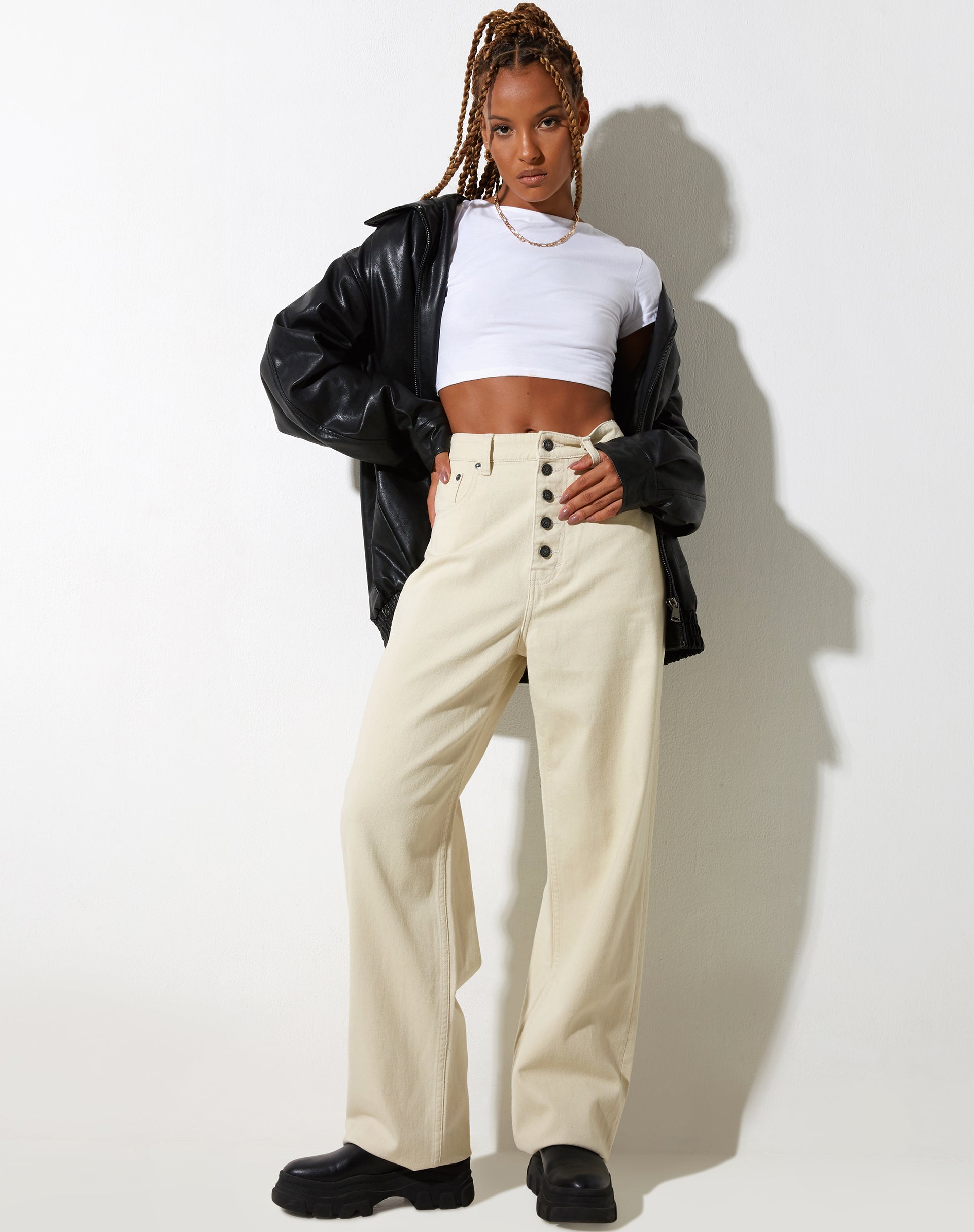 Image de Jeans parallèles à boutons apparents en crème chaude