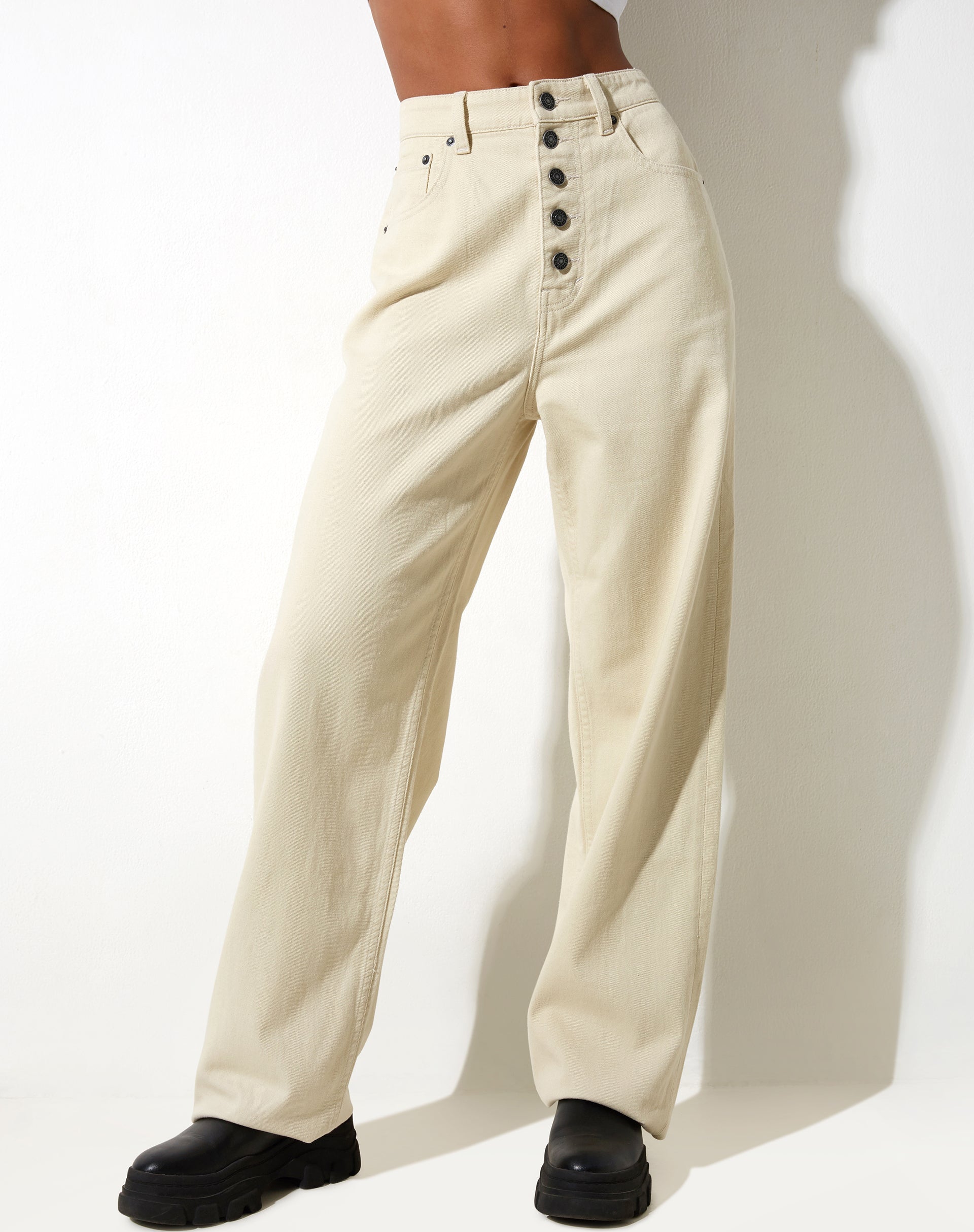Image de Jeans parallèles à boutons apparents en crème chaude