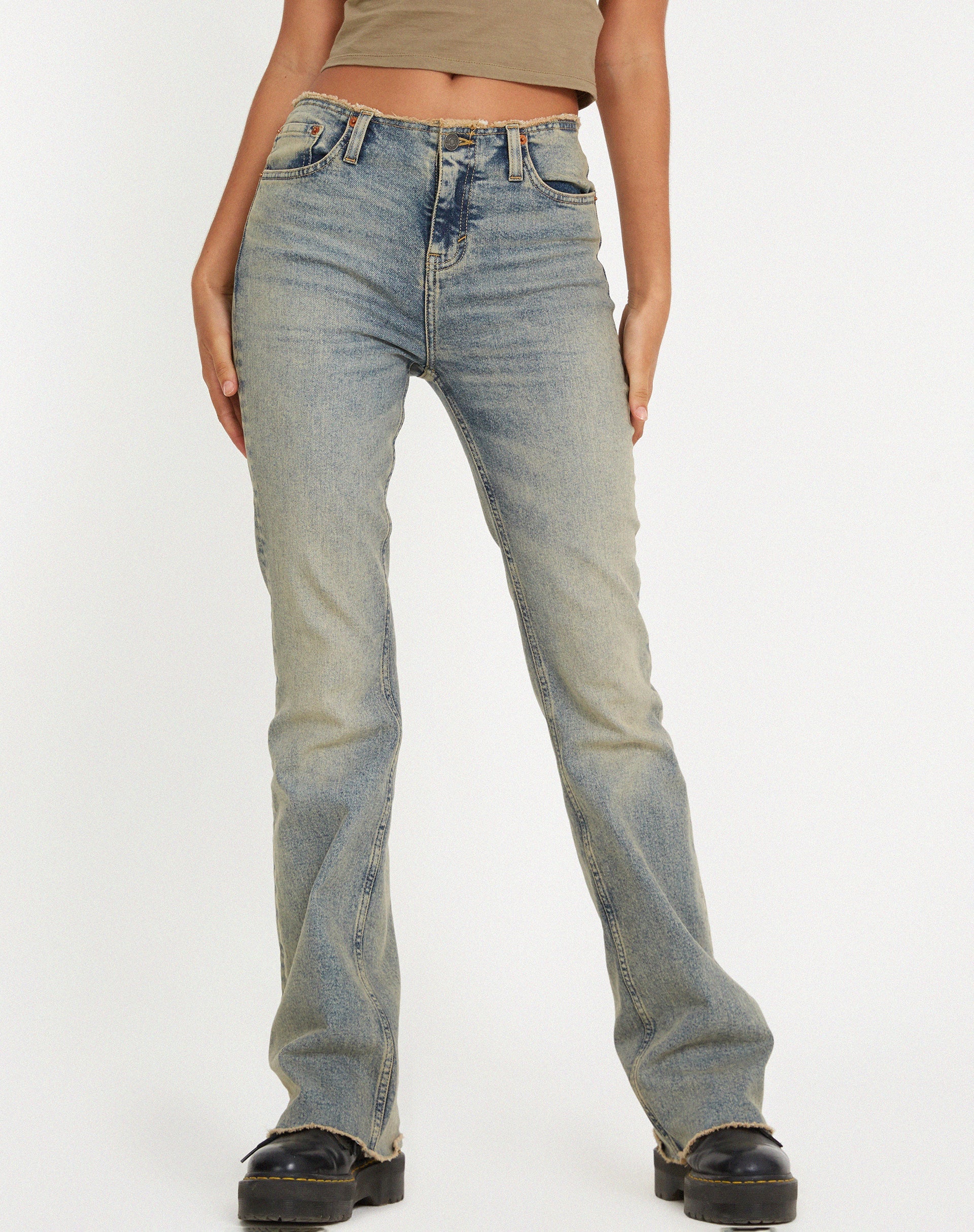 Image de Jeans effilochés à taille basse en délavage léger Sandy Tint