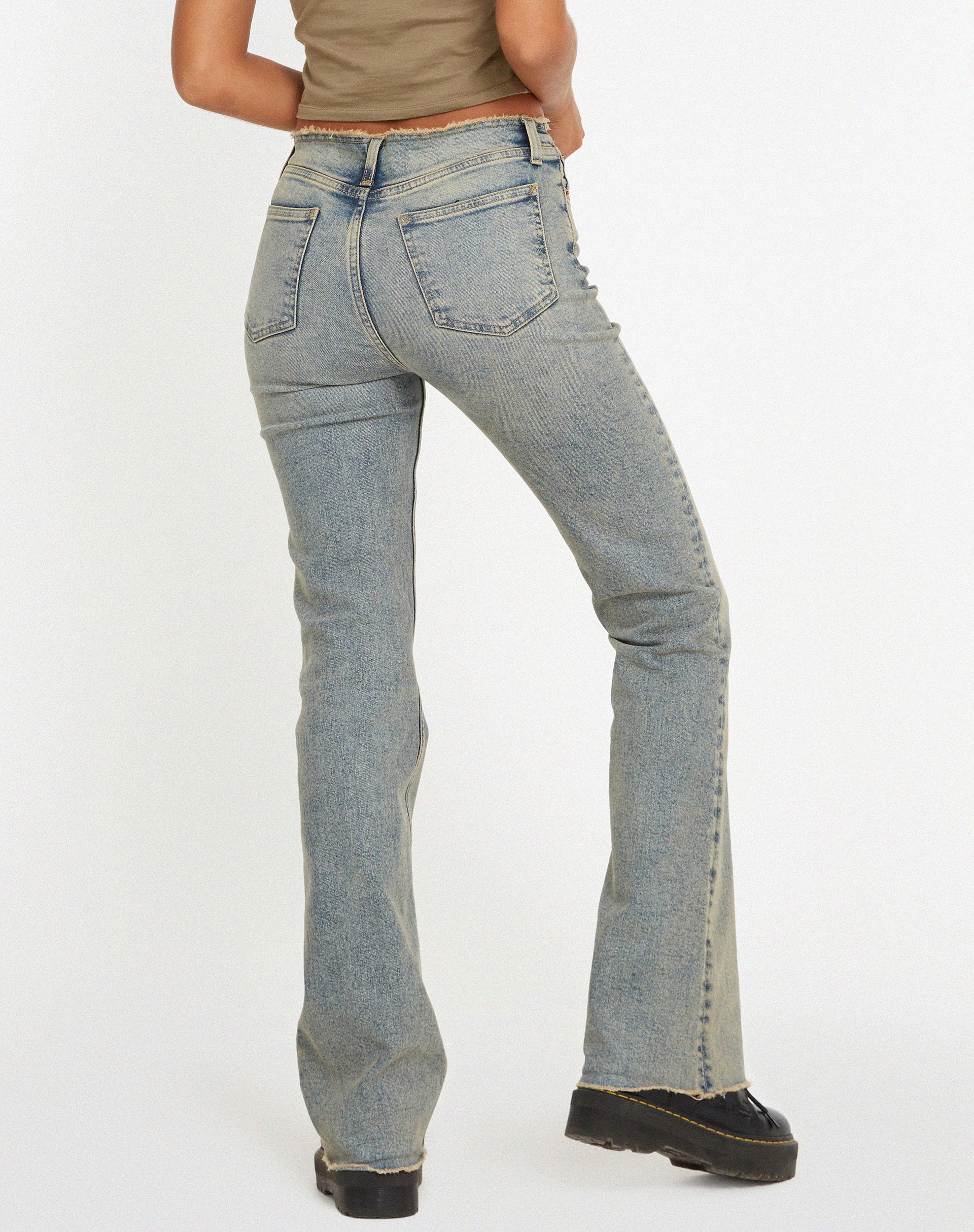 Image de Jeans effilochés à taille basse en délavage léger Sandy Tint