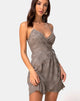 Image de la robe enveloppante Furiosa en satin rose gris argenté