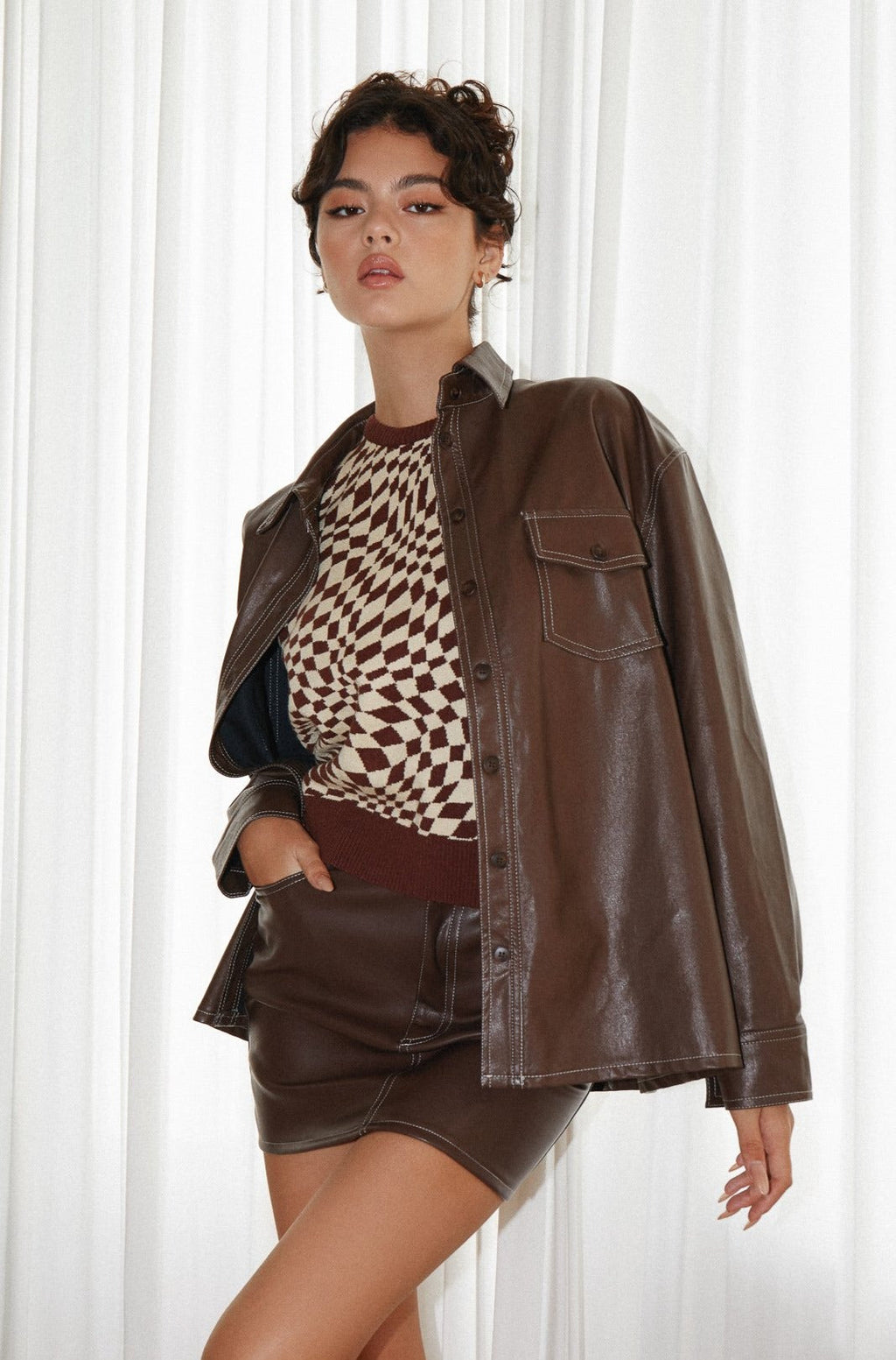 Chemise Kancana en PU chocolat amer avec surpiqûres ivoire