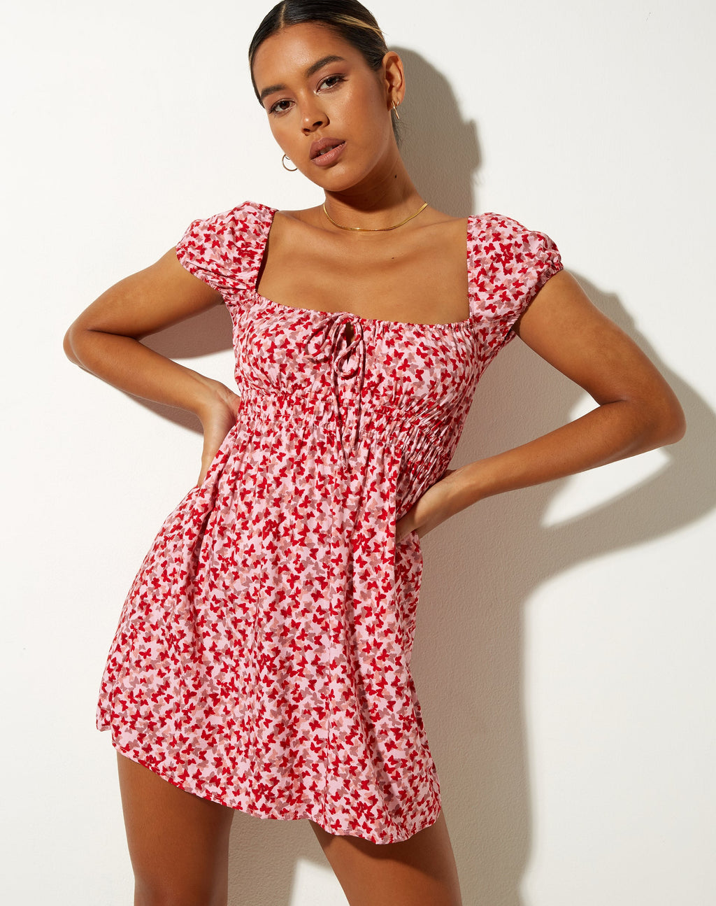 Galova Mini Dress in Ditsy Butterfly Peach and Red (Mini robe papillon pêche et rouge)