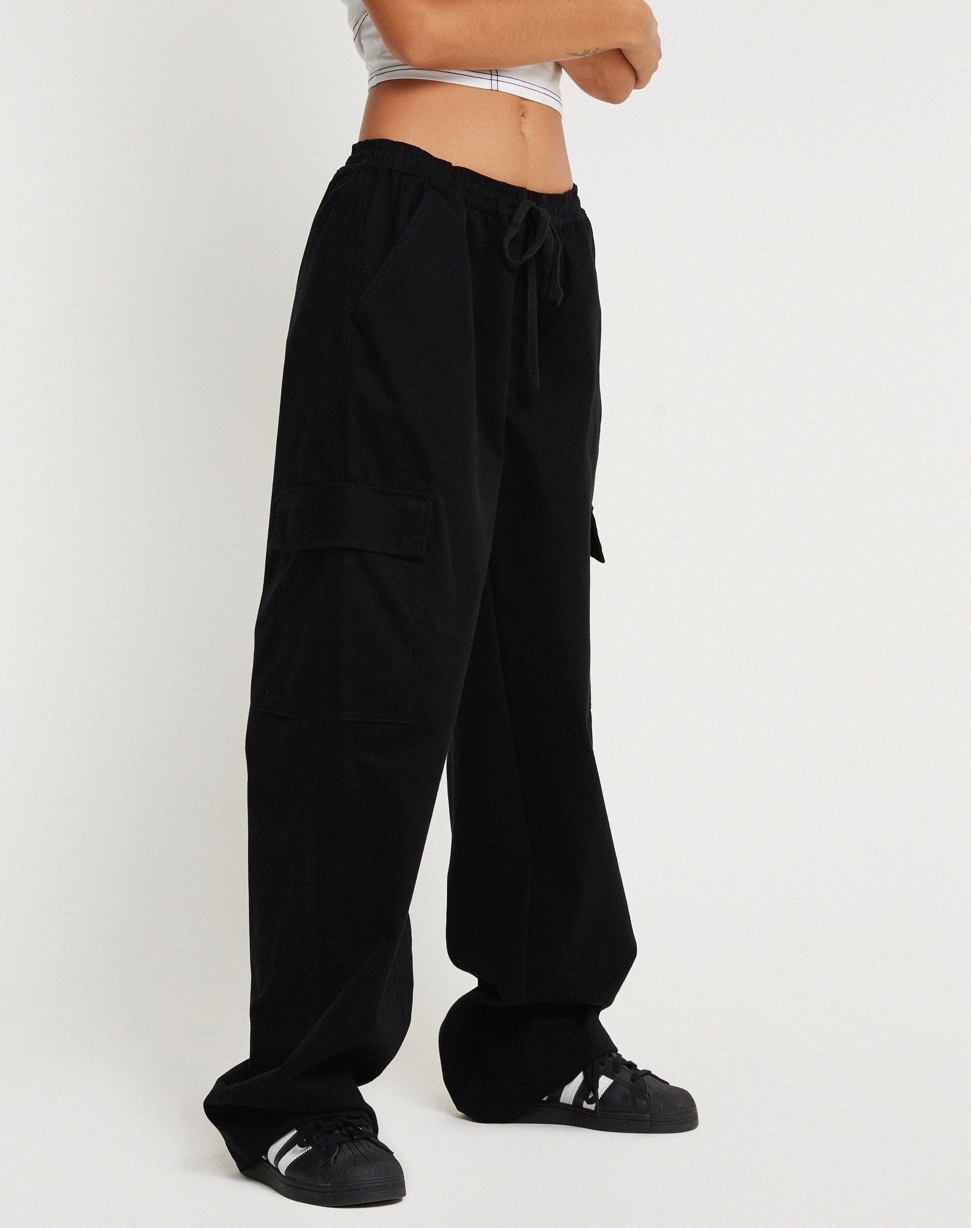 IMAGE DU Pantalon cargo à jambes larges Geona en noir