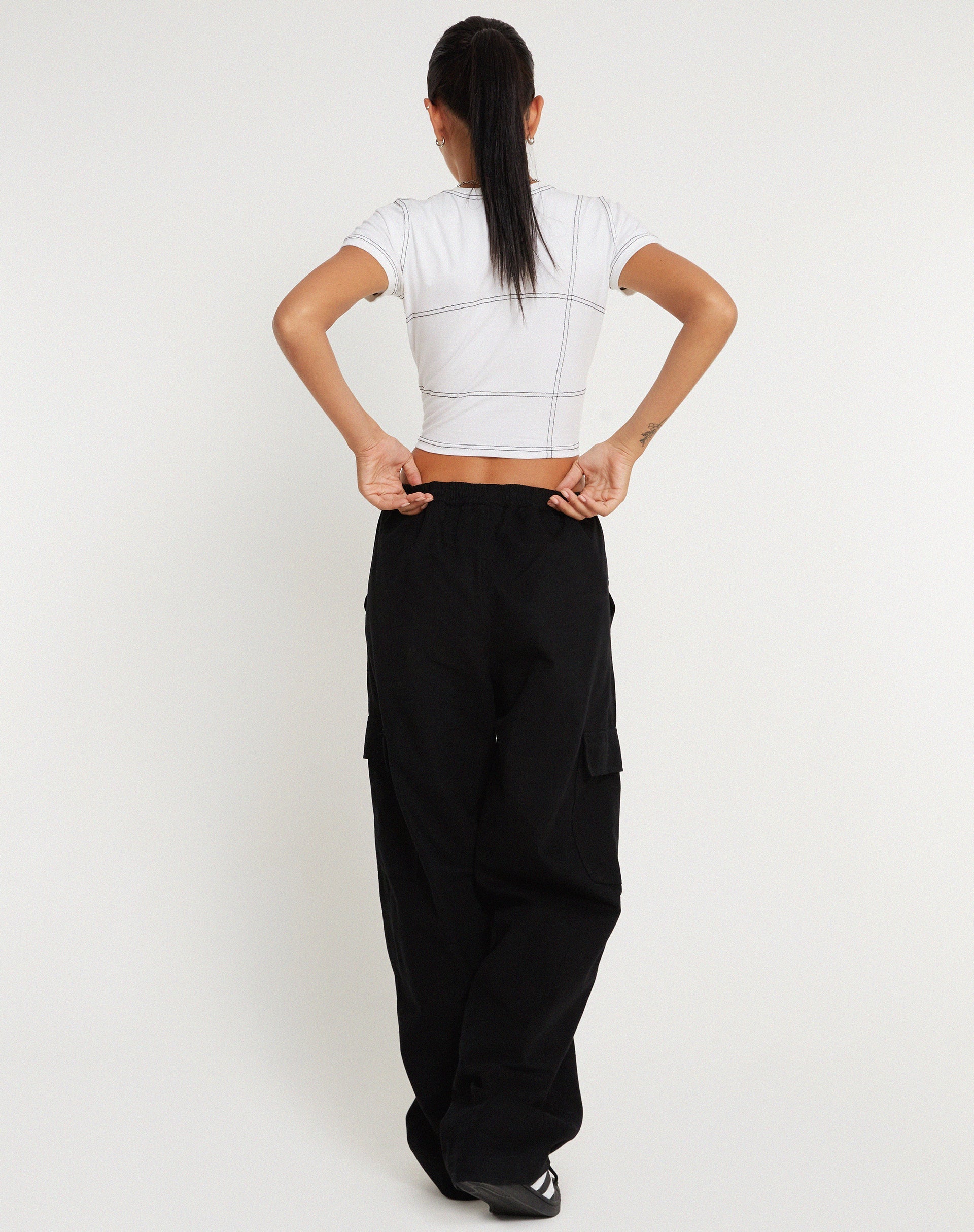 IMAGE DU Pantalon cargo à jambes larges Geona en noir