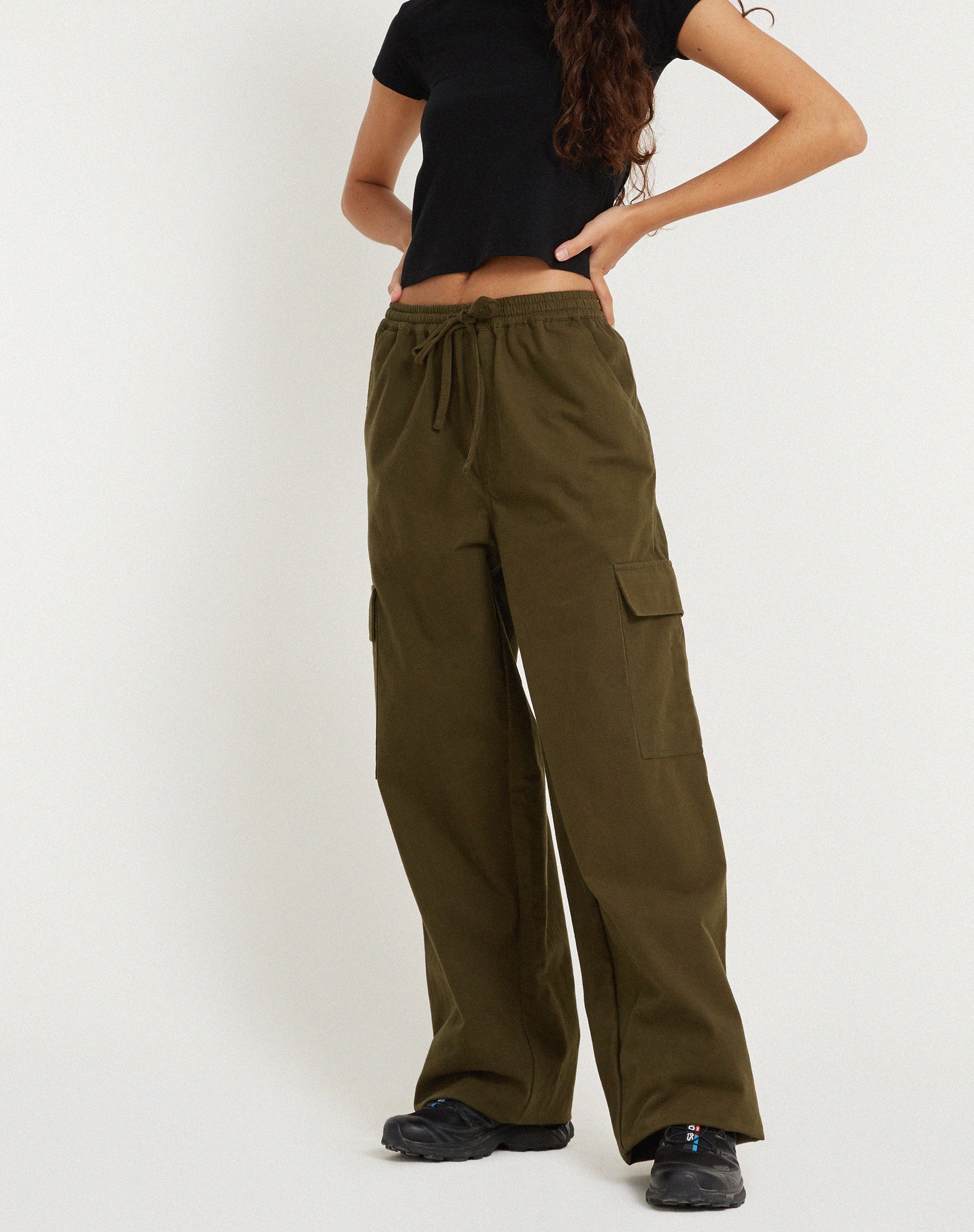 Image de Geona Pantalon cargo à jambes larges en olive foncé